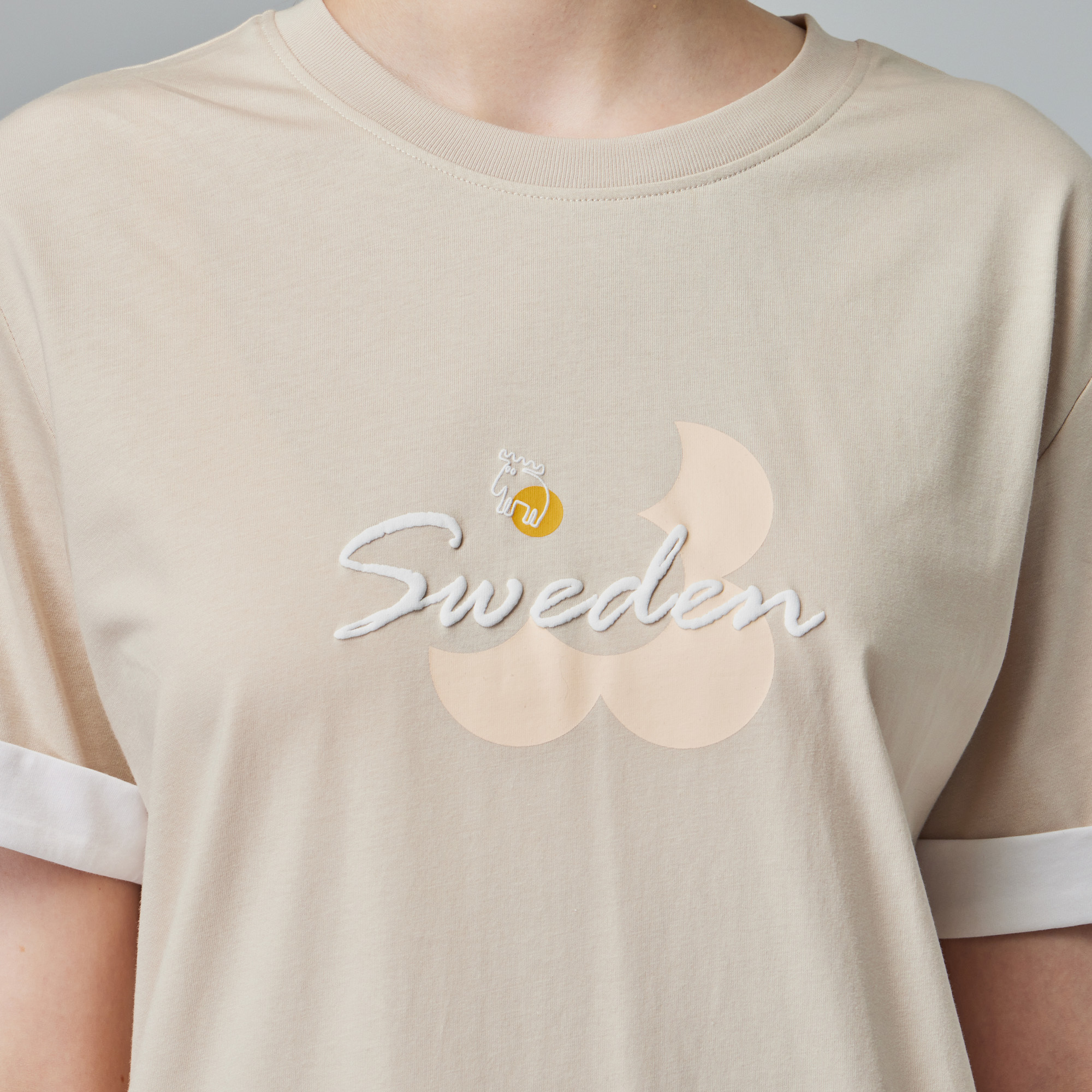 moz瑞典 駝鹿 花語駝鹿 舒適柔棉 100%純棉短T-袖口反摺刺繡-奶茶(亞洲版)女款