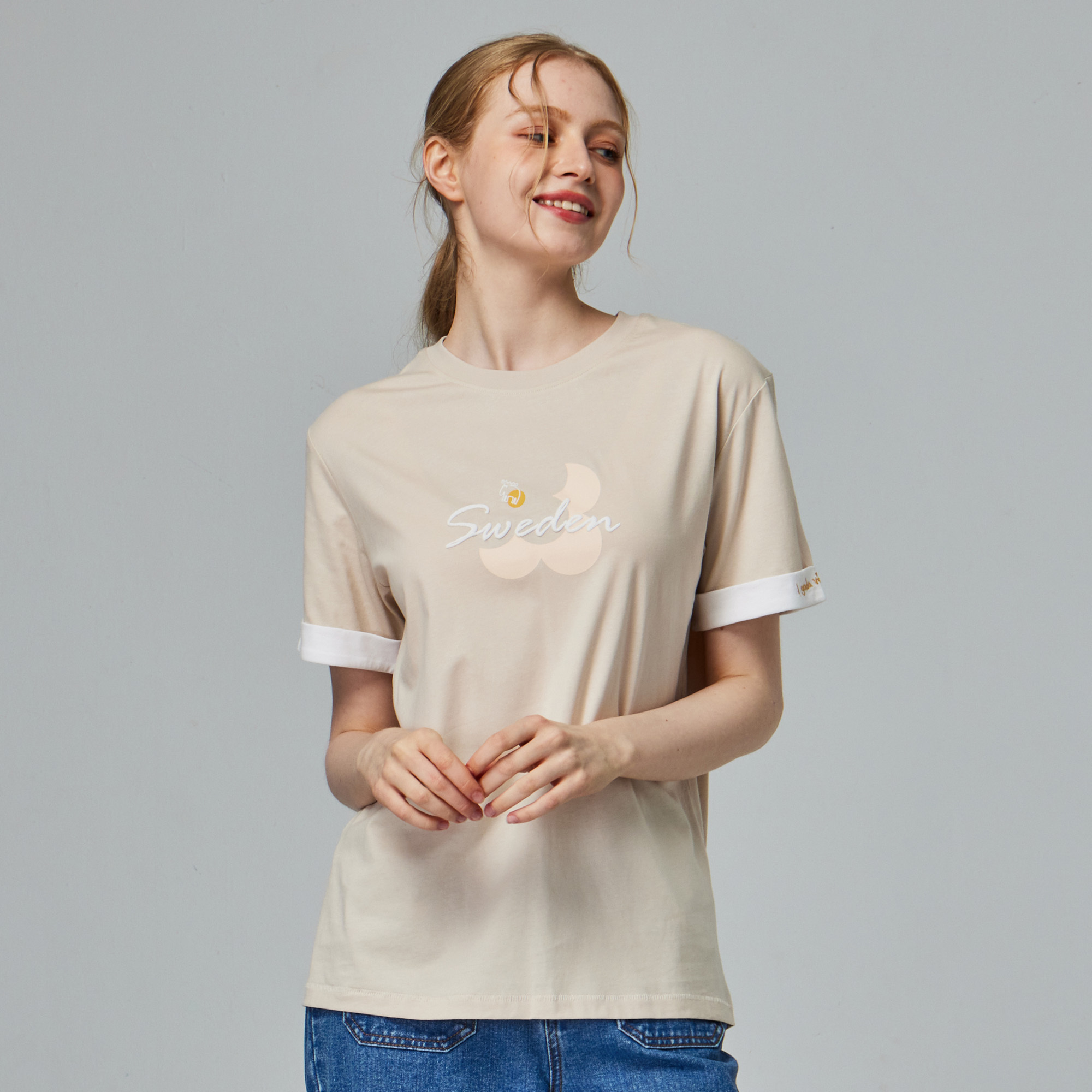 moz瑞典 駝鹿 花語駝鹿 舒適柔棉 100%純棉短T-袖口反摺刺繡-奶茶(亞洲版)女款