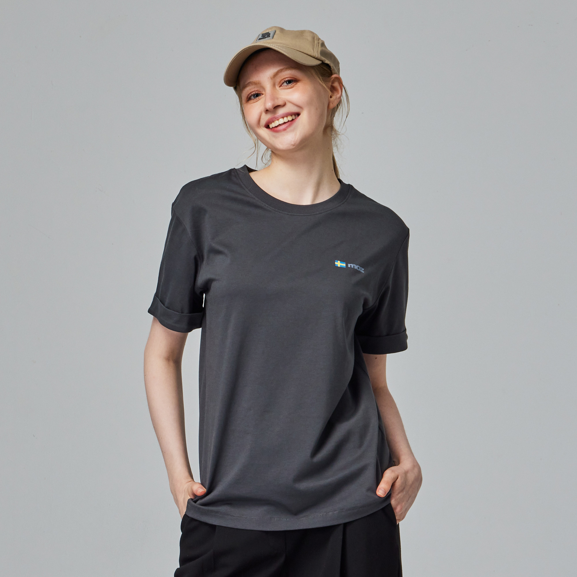 moz瑞典 駝鹿 北歐靜謐 舒適柔棉 100%純棉短T-袖口反摺刺繡-深灰(亞洲版)女款