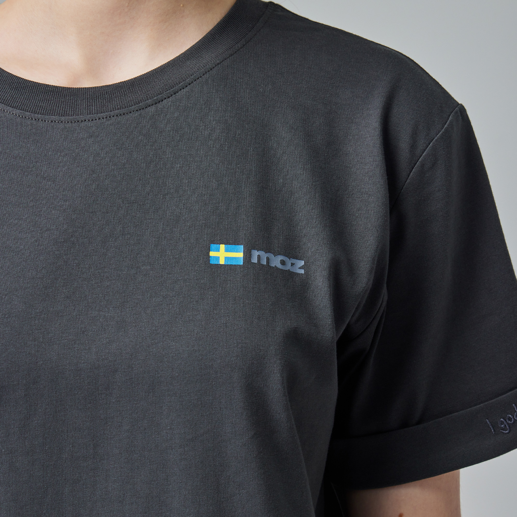 moz瑞典 駝鹿 北歐靜謐 舒適柔棉 100%純棉短T-袖口反摺刺繡-深灰(亞洲版)女款