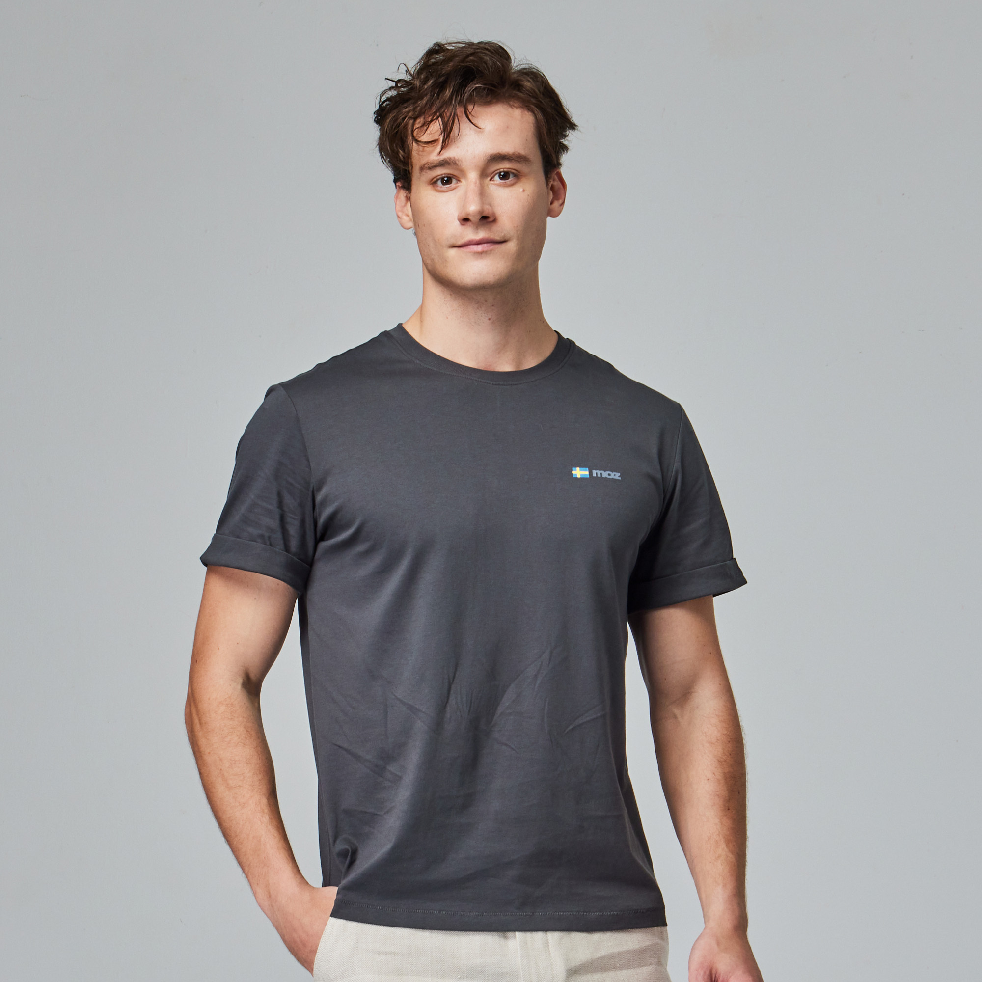 moz瑞典 駝鹿 北歐靜謐 舒適柔棉 100%純棉短T-袖口反摺刺繡-深灰(亞洲版)男款