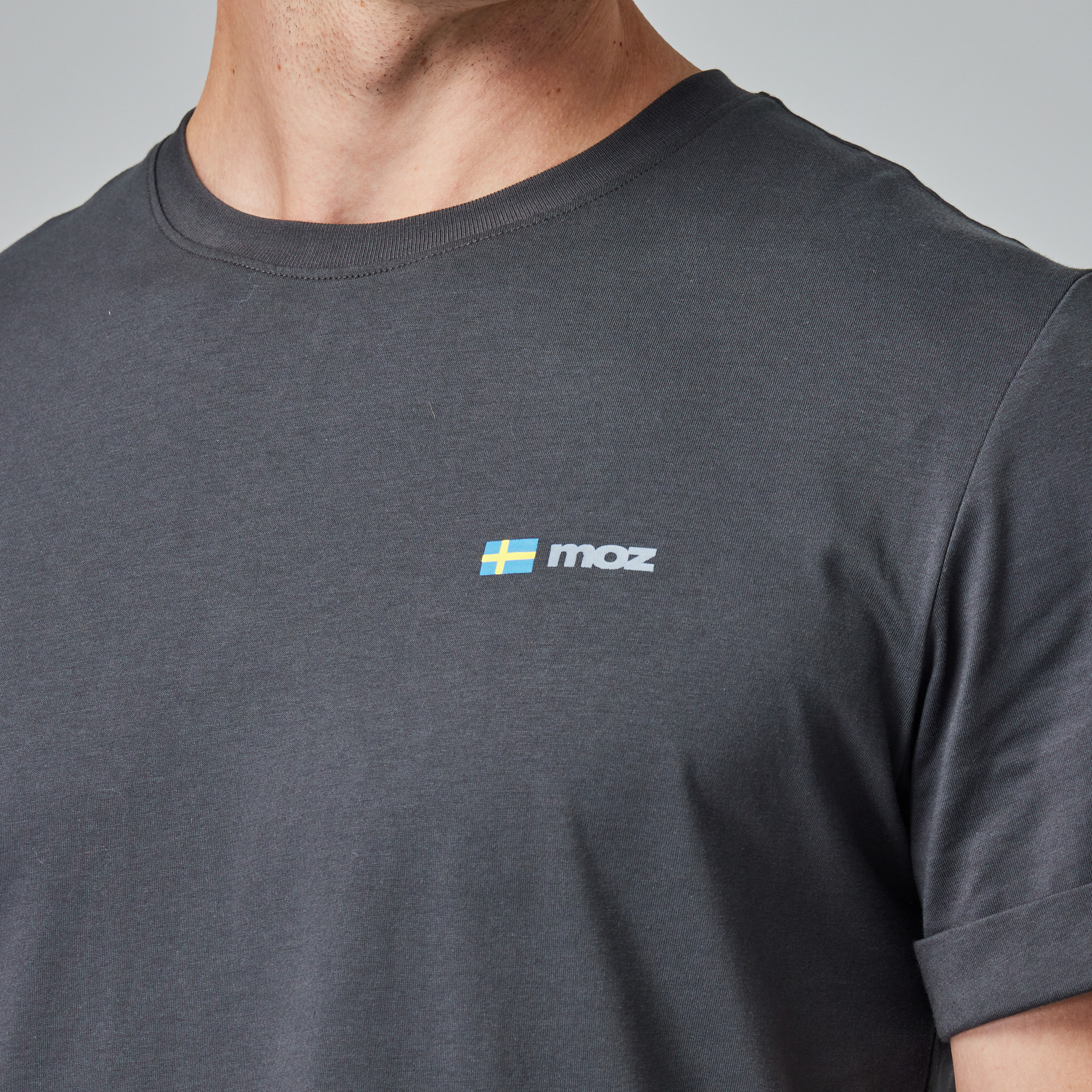 moz瑞典 駝鹿 北歐靜謐 舒適柔棉 100%純棉短T-袖口反摺刺繡-深灰(亞洲版)男款