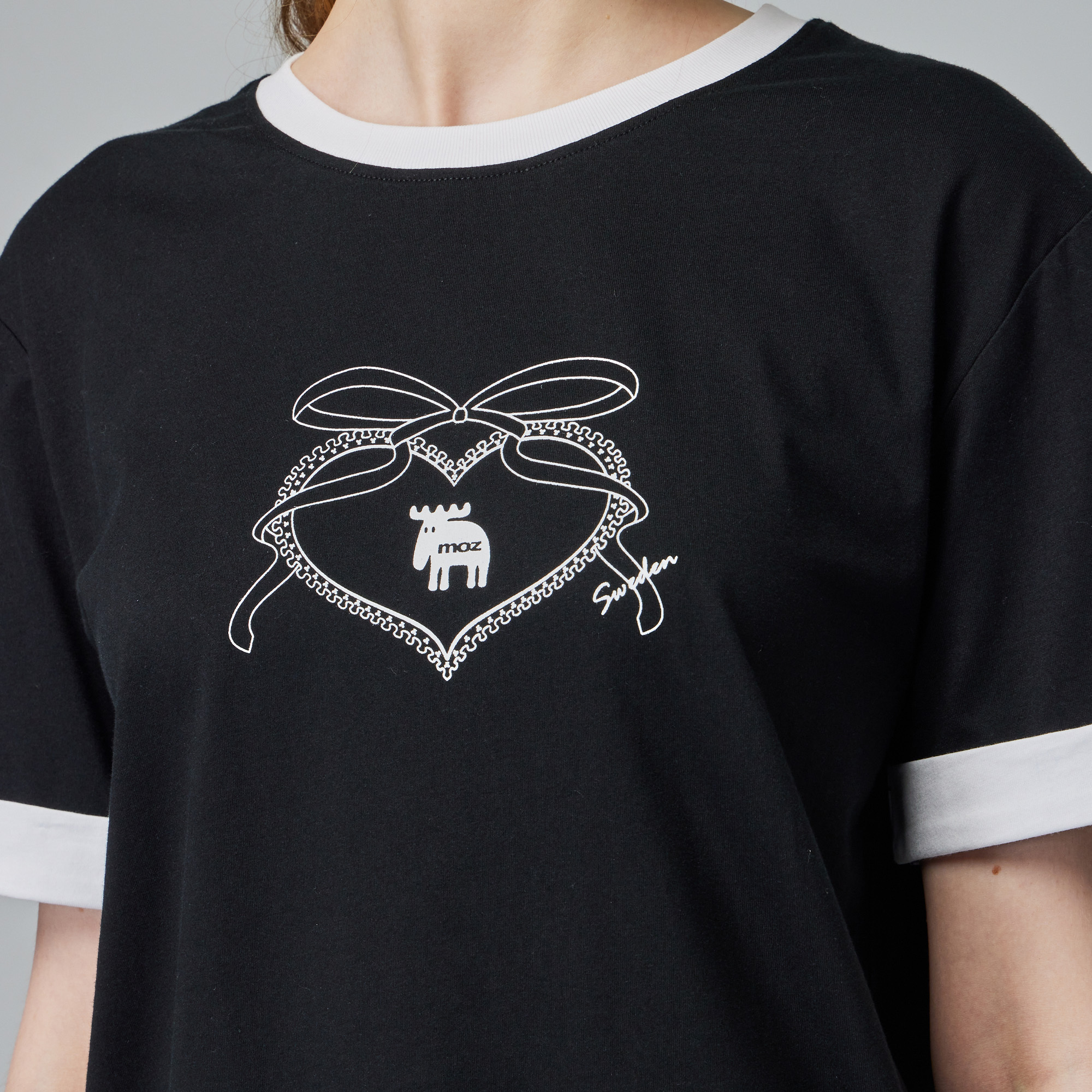 moz瑞典 駝鹿 瑞典之心 舒適柔棉 100%純棉短T-袖口反摺刺繡-經典黑(亞洲版)女款