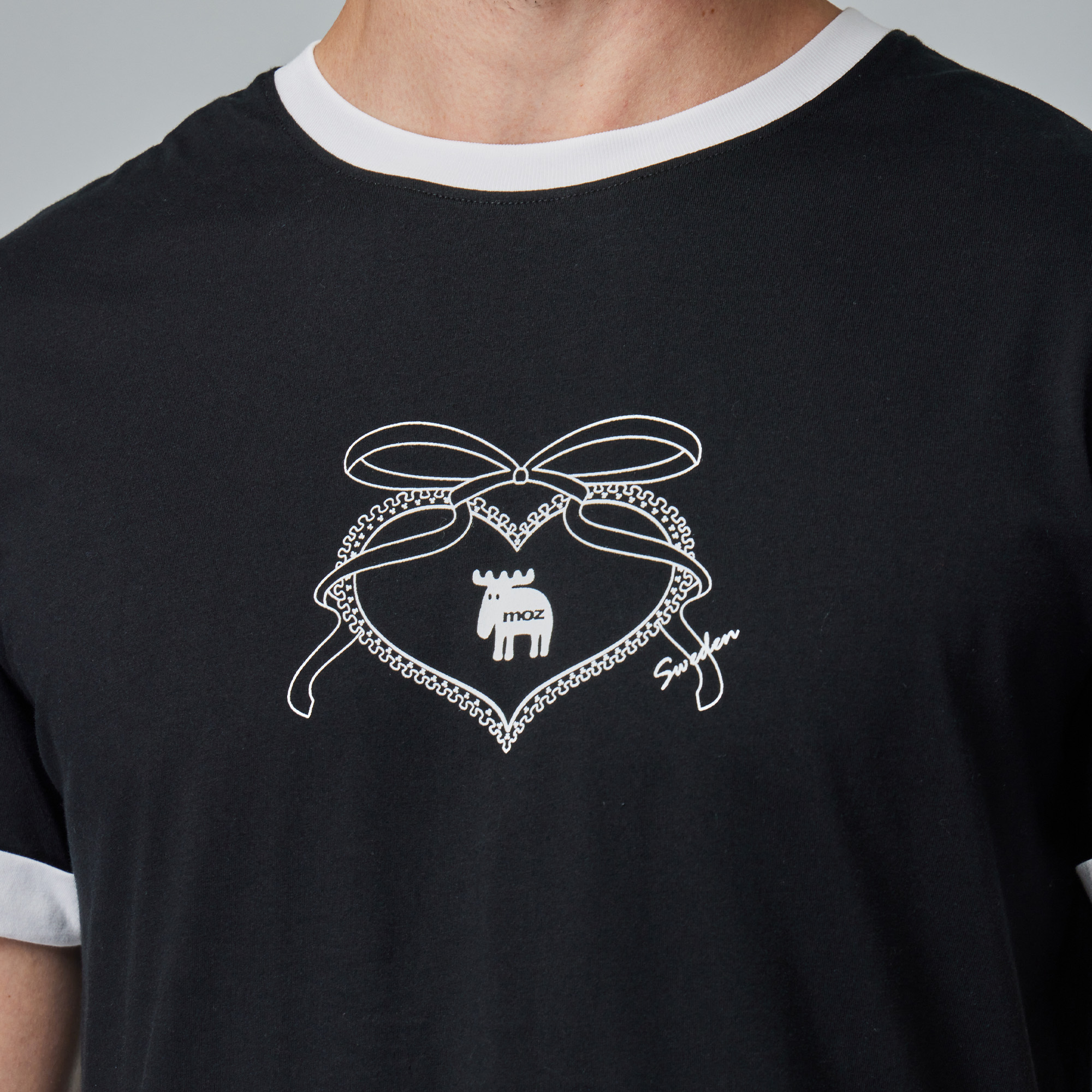 moz瑞典 駝鹿 瑞典之心 舒適柔棉 100%純棉短T-袖口反摺刺繡-經典黑(亞洲版)男款