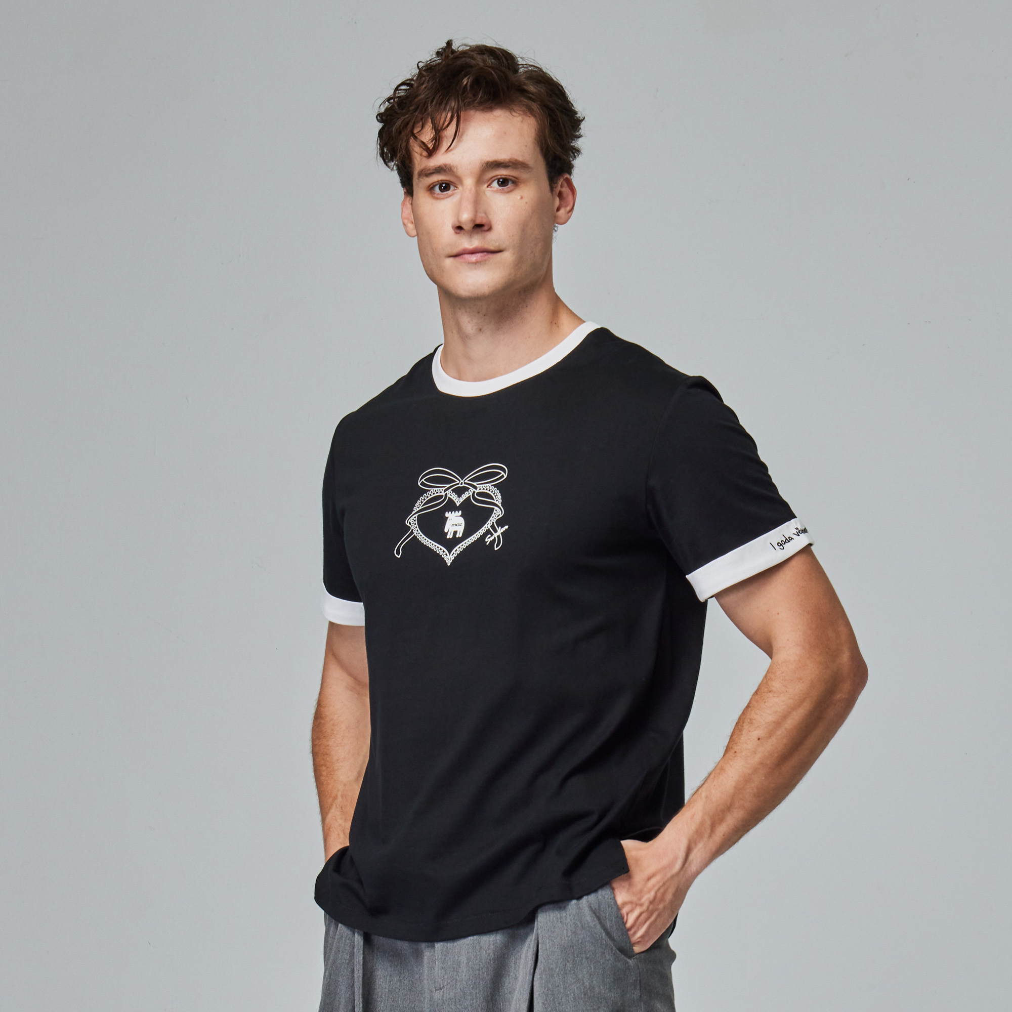 moz瑞典 駝鹿 瑞典之心 舒適柔棉 100%純棉短T-袖口反摺刺繡-經典黑(亞洲版)男款