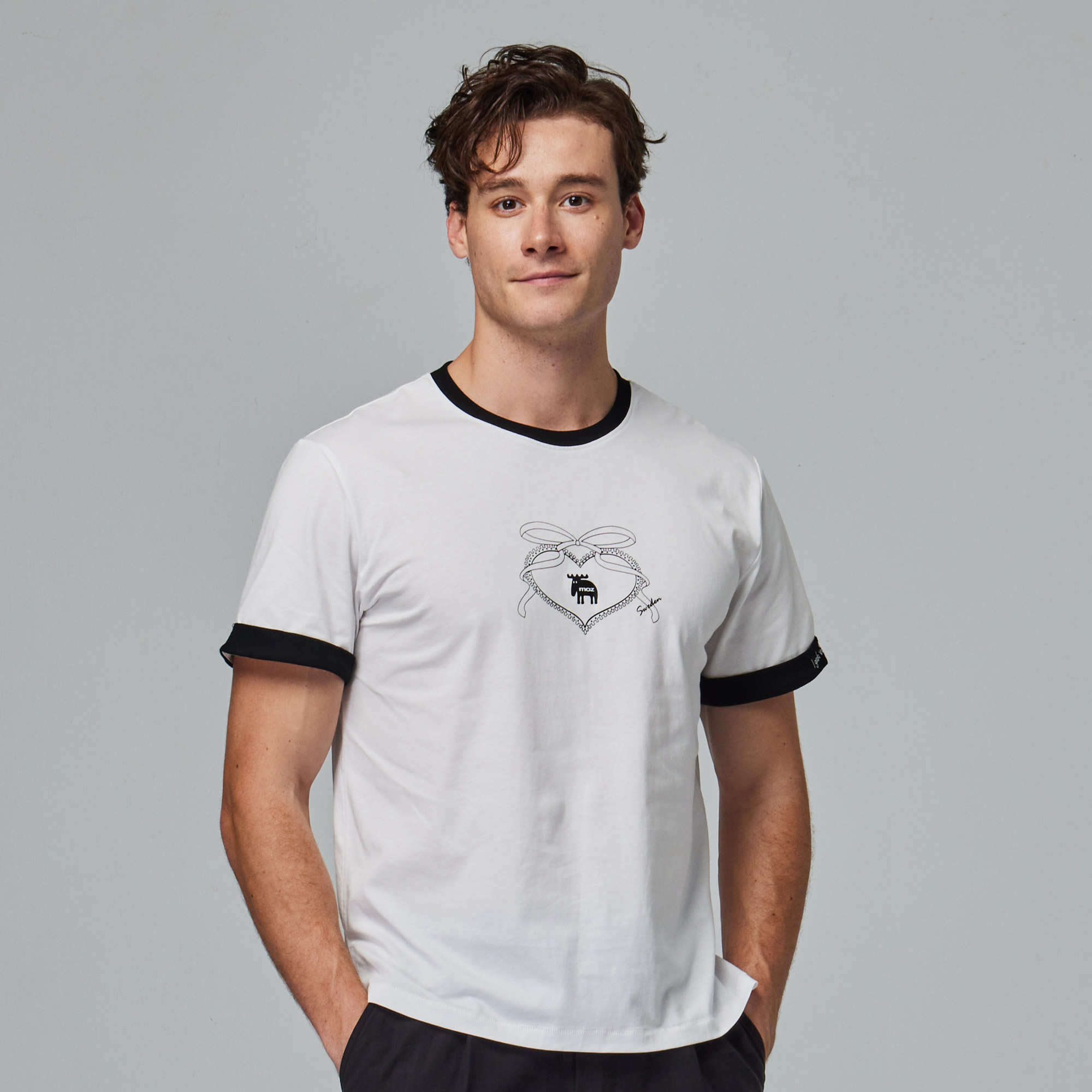 moz瑞典 駝鹿 瑞典之心 舒適柔棉 100%純棉短T-袖口反摺刺繡-經典白(亞洲版)男款