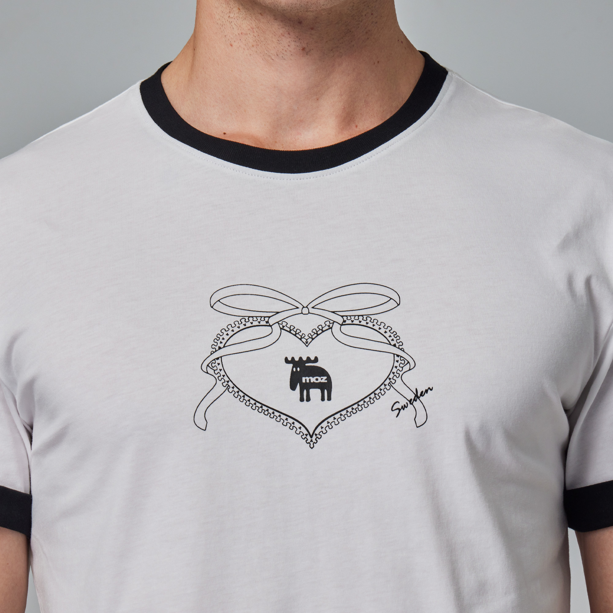 moz瑞典 駝鹿 瑞典之心 舒適柔棉 100%純棉短T-袖口反摺刺繡-經典白(亞洲版)男款