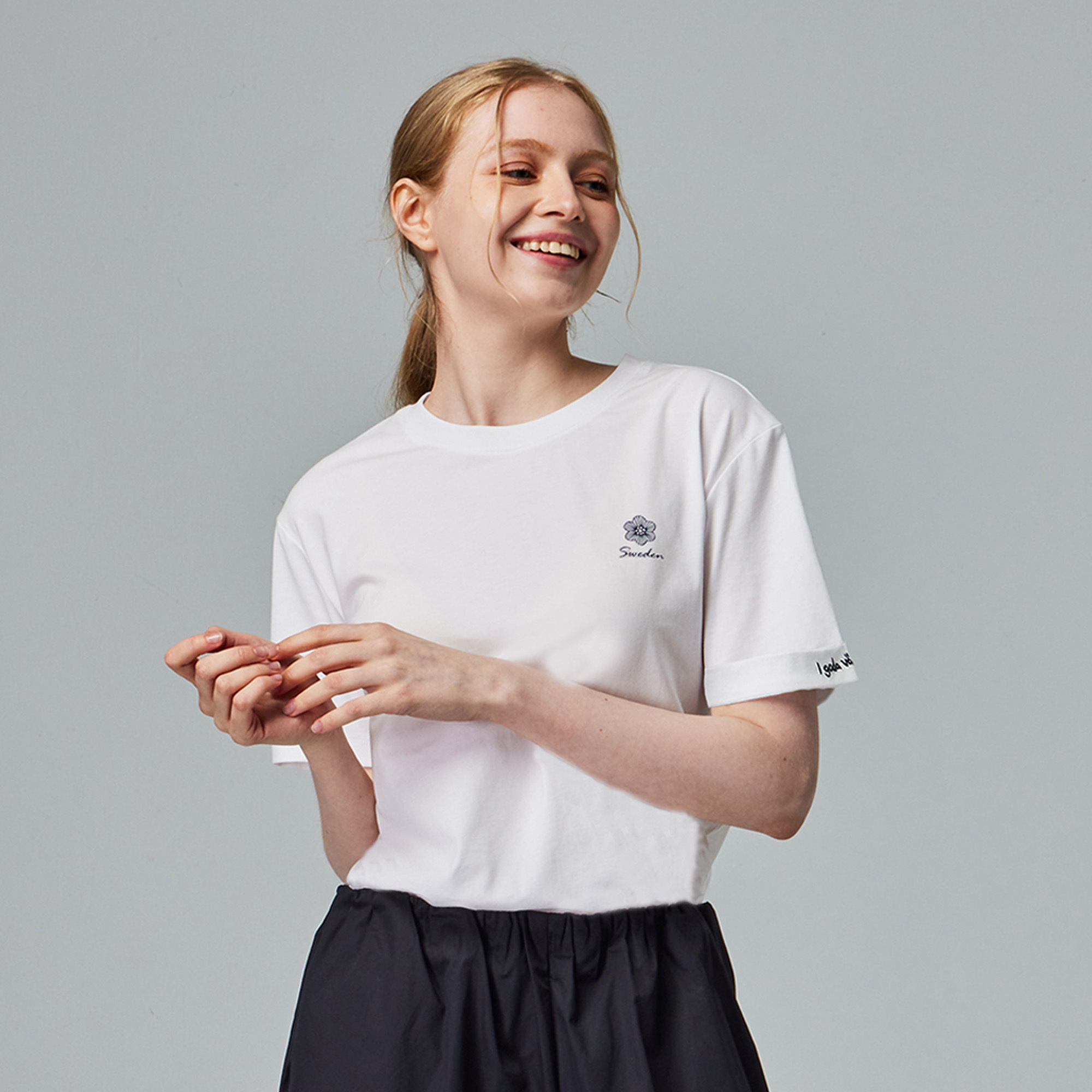 moz瑞典 駝鹿 仲夏之夢 舒適柔棉 100%純棉短T-袖口反摺刺繡-經典白(亞洲版)女款