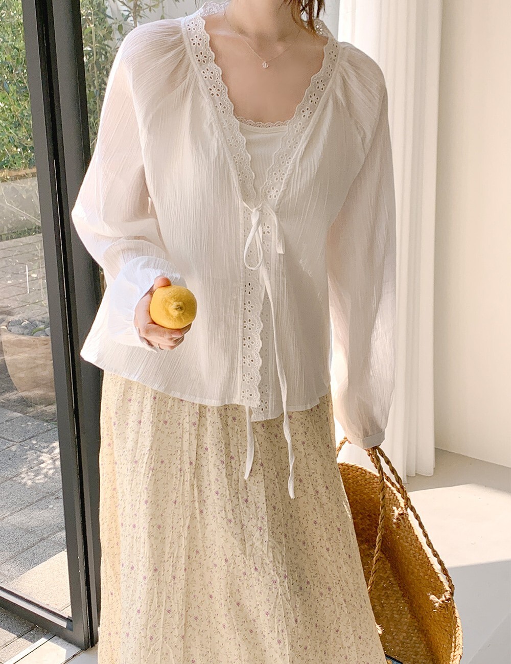 韓國grace muse授權 純淨透白浪漫織孔綁帶薄衫