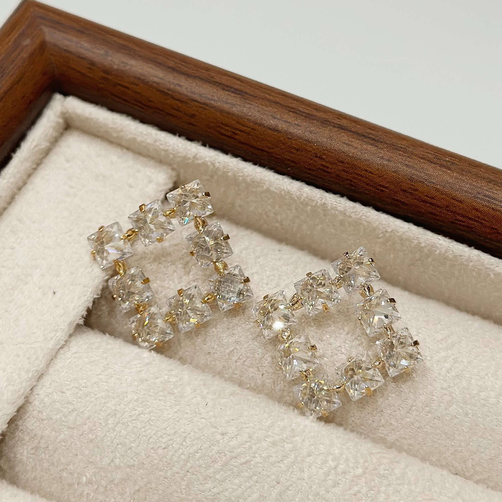 B304鋯石方塊耳針