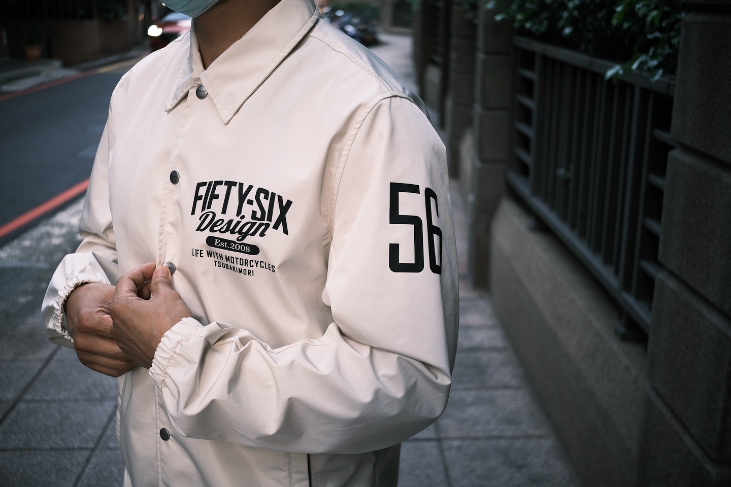 56DESIGN 三層防護教練外套，高機能防護與透氣舒適設計，適合日常穿搭與騎行需求