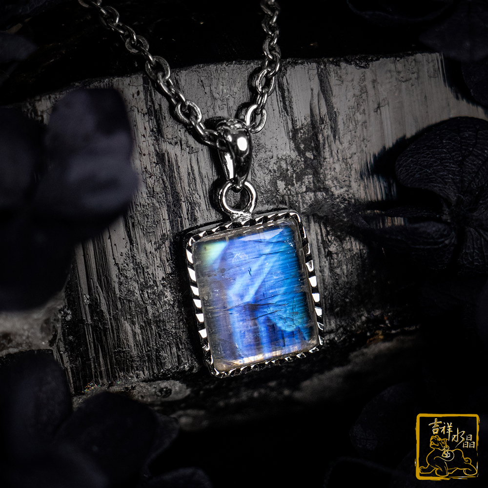 藍暈月光石方墜 1.6g 穩定情緒