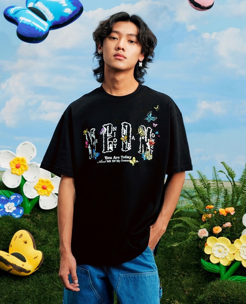 MEDM x NEWMASUS 蝴蝶花園 字體彩繪 短袖 T