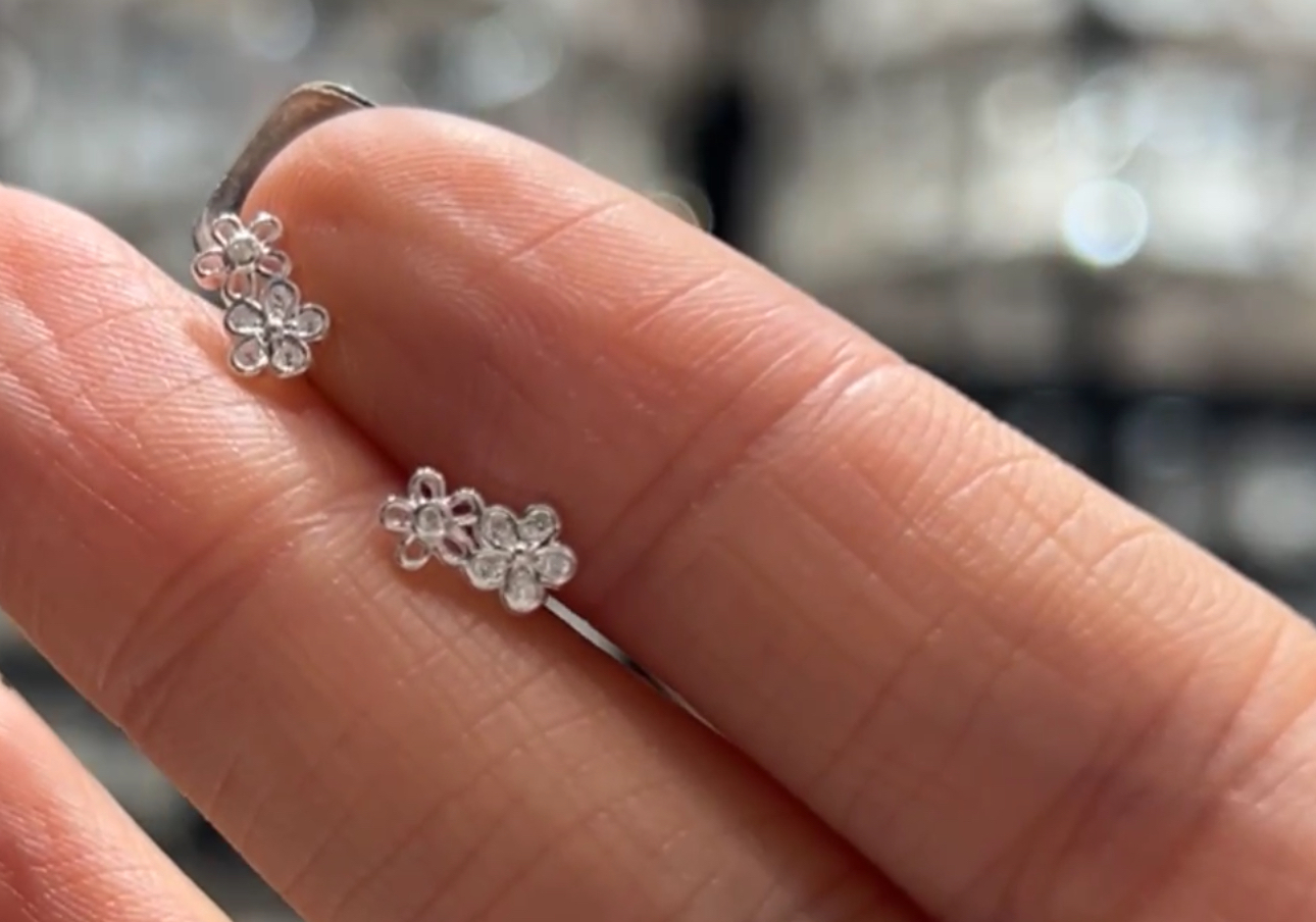 HM26 迷你水鑽花花耳環*一口價