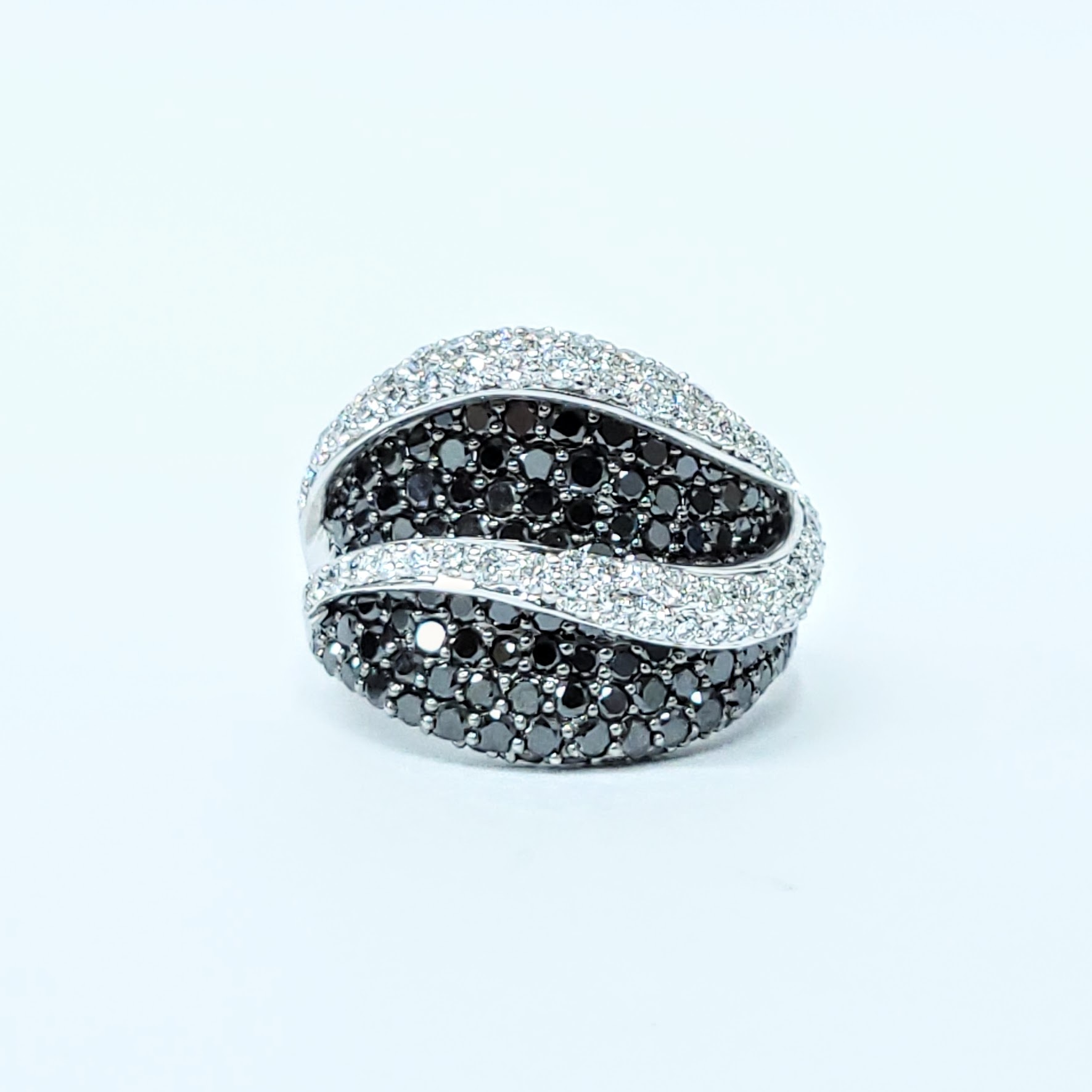 18K White Gold 3.58ct Black White Diamond Ring