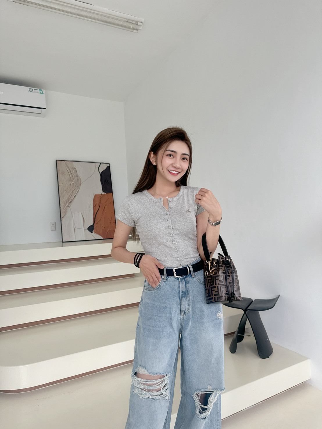 ［預購］🔥05.28春夏新品］💛闆娘包色命定款！穿上擁有好身材］🇰🇷正韓排釦超彈小銀牌Logo三穿透氣棉上衣（質感灰/四色）