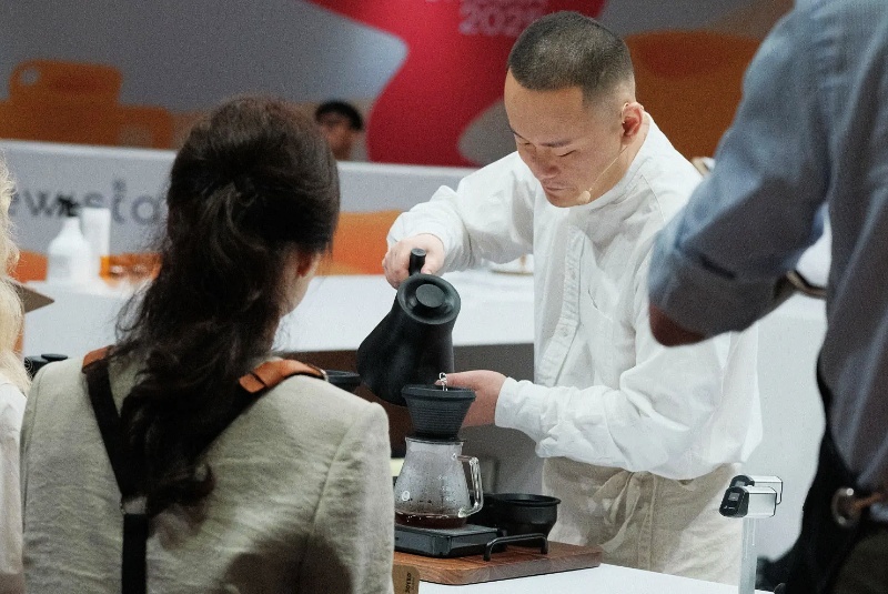 彭近洋在世界盃沖煮大賽的展演