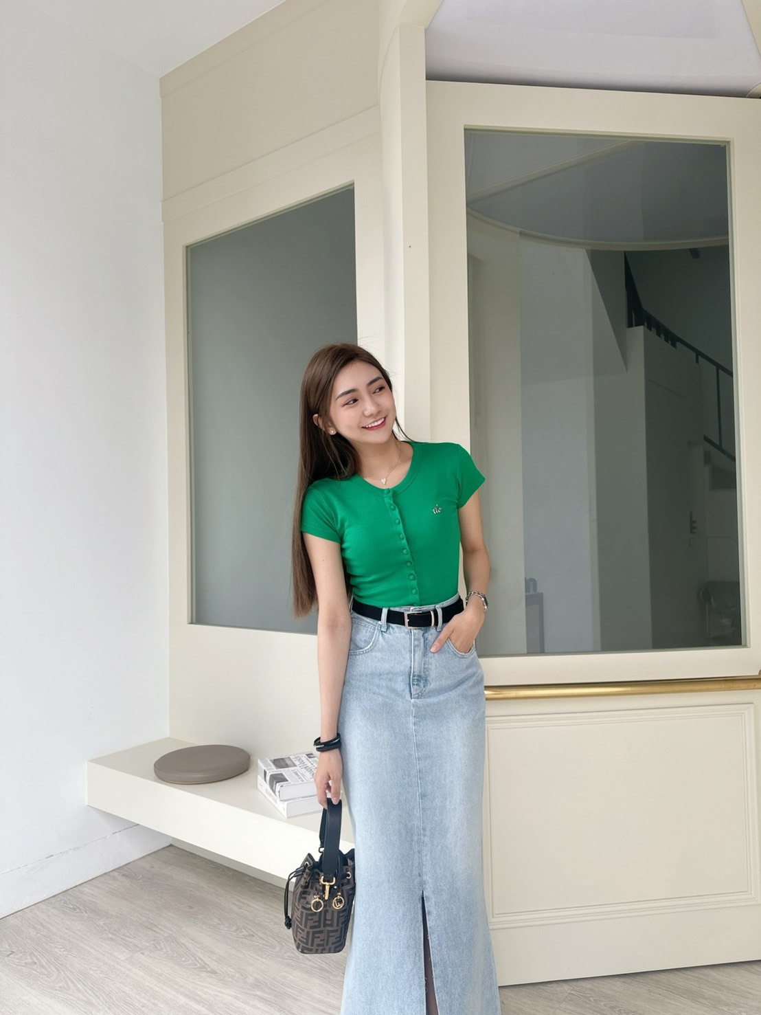 ［預購］🔥05.28春夏新品］💛闆娘包色命定款！穿上擁有好身材］🇰🇷正韓排釦超彈小銀牌Logo三穿透氣棉上衣（顯白綠/四色）