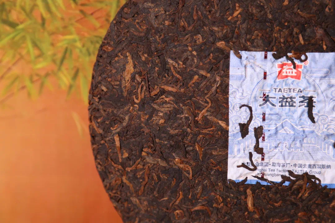 2024年大益普洱熟茶七子之歌2401批357克茶餅