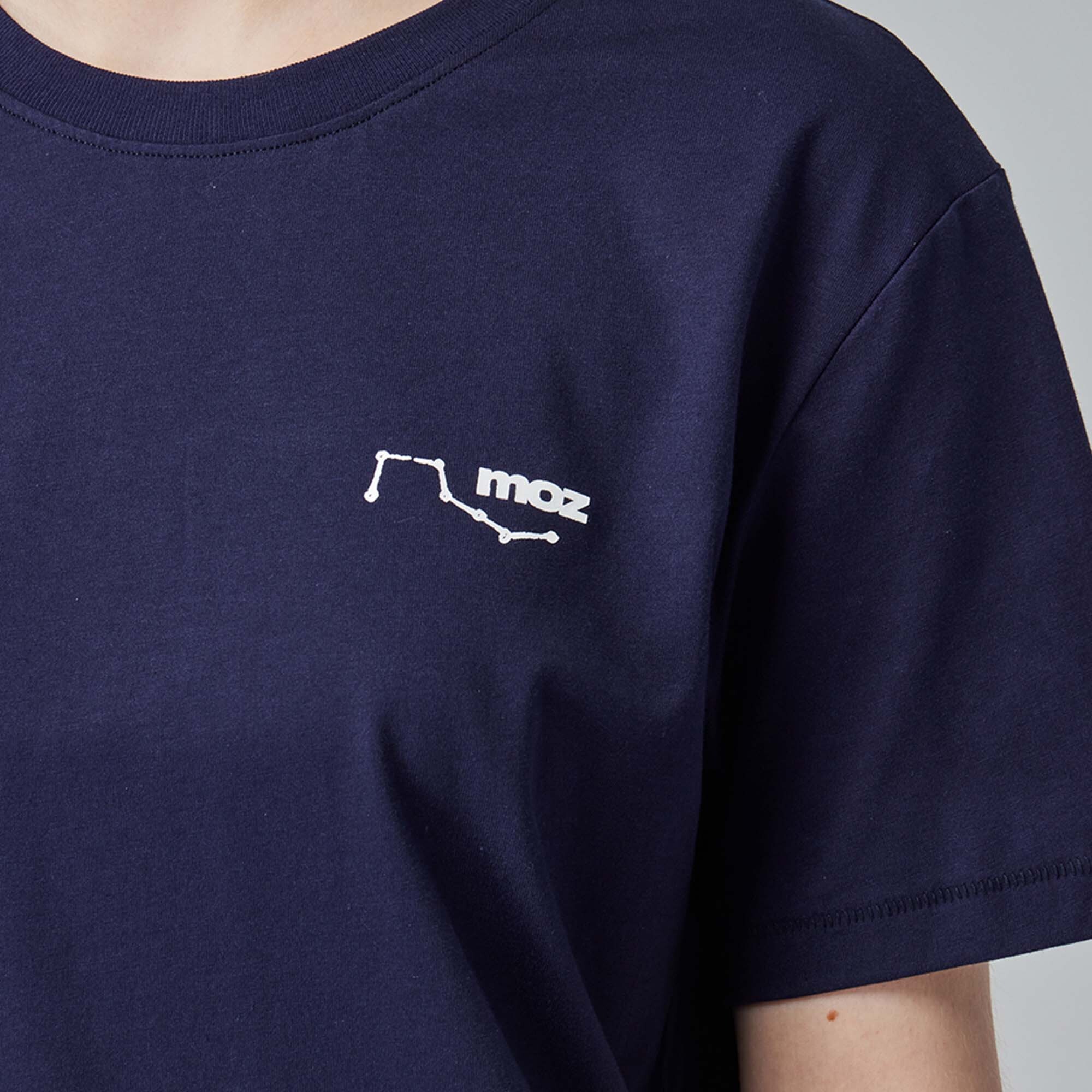 moz瑞典 駝鹿 北歐星空 舒適柔棉 100%純棉短T-藏青(亞洲版)女款