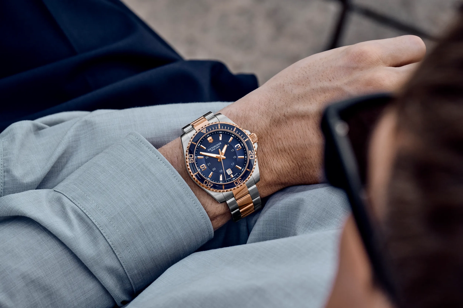 萬年鐘錶 - VICTORINOX SWISS ARMY 瑞士維氏  Maverick 經典藍面潛水石英機芯男錶 241950 錶徑 : 43mm