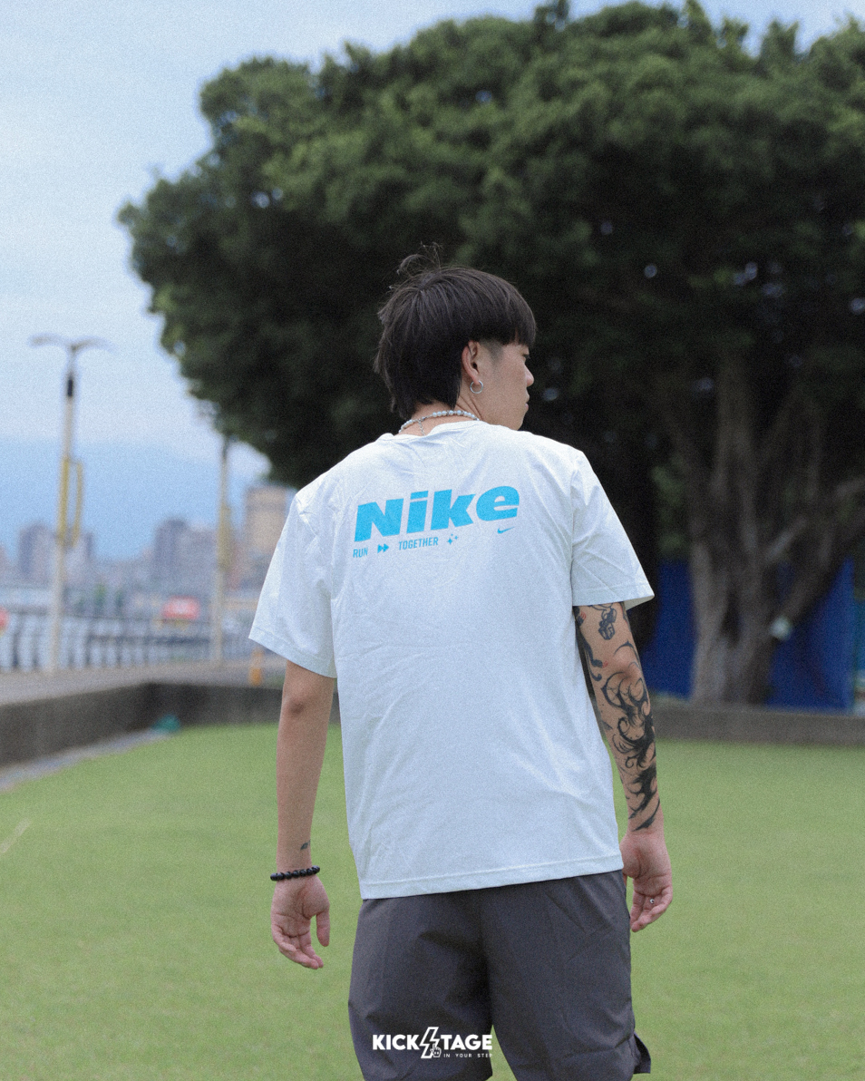 男款 NIKE DRI-FIT UV TEE 白藍 印花 防曬 排汗 圓領 反光 運動 休閒 短T【HV4882-121】