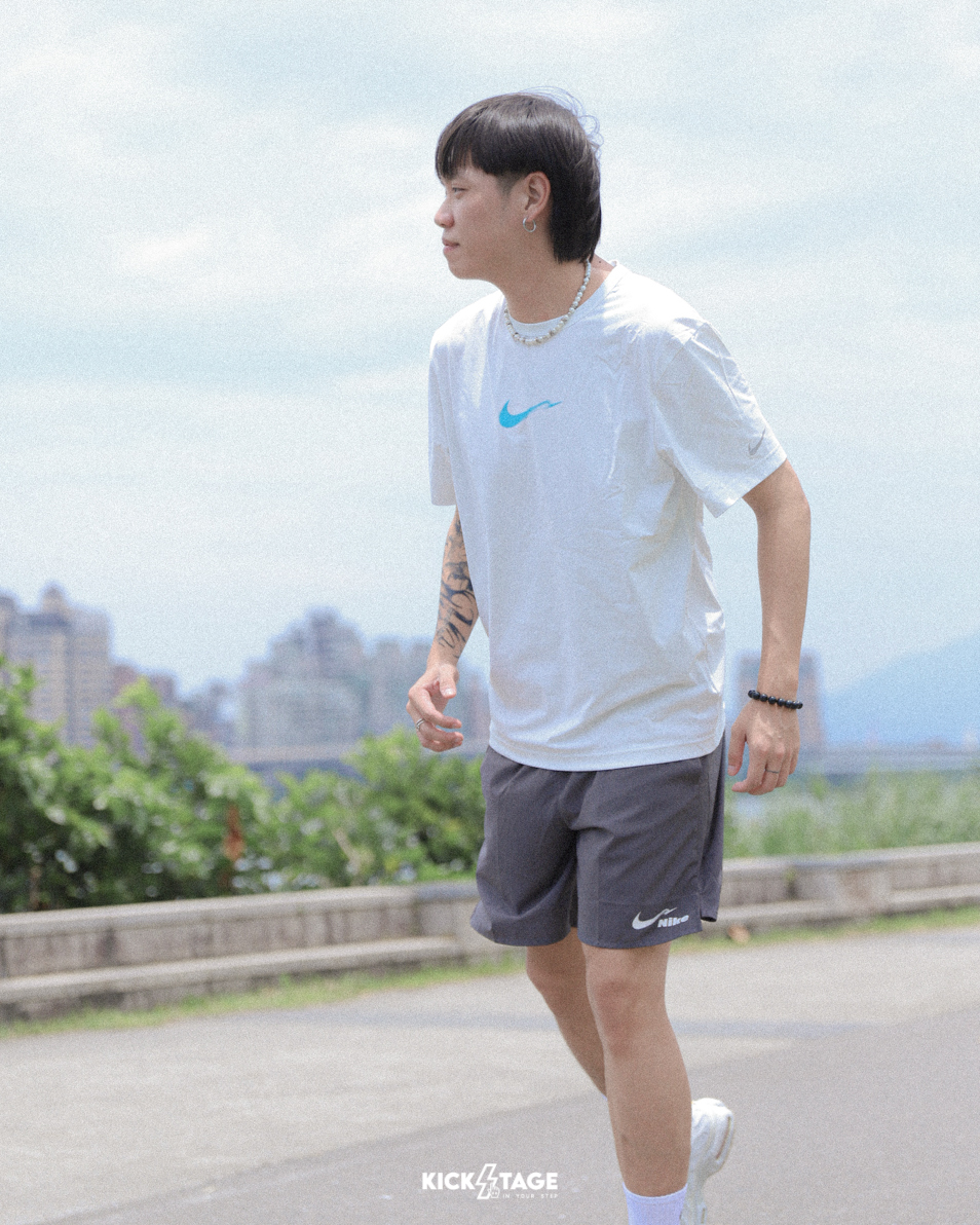 男款 NIKE DRI-FIT UV TEE 白藍 印花 防曬 排汗 圓領 反光 運動 休閒 短T【HV4882-121】