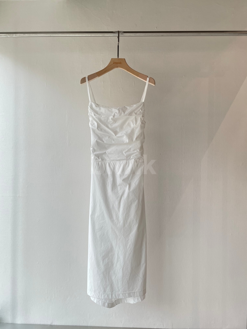 【瑕疵】抓皺美背吊帶長洋-白