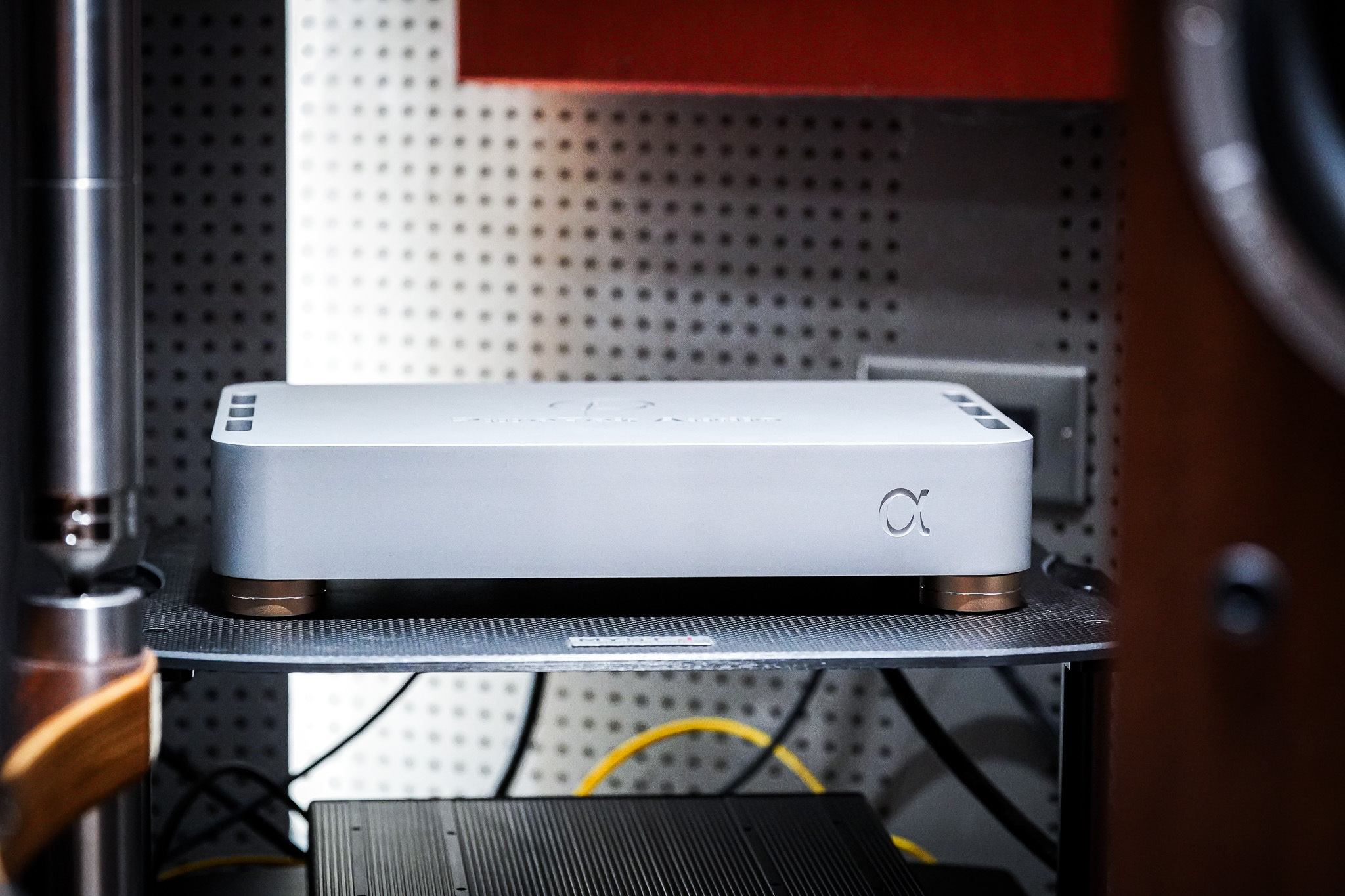 PureTek Audio Alpha 旗艦內建光隔離網路交換器