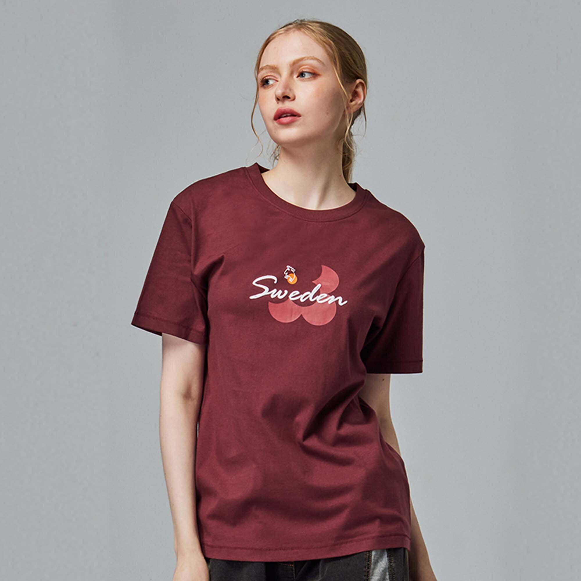 moz瑞典 駝鹿 花語駝鹿 舒適柔棉 100%純棉短T-暗紅(亞洲版)女款