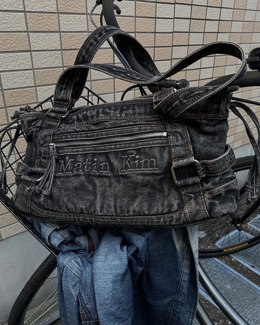 Coach Matin Kim デニム ジーンズ　ブラックS 完売品 韓國限定>MATIN KIM MATIN MATIN WASHED DENIM SQUARE BAG IN