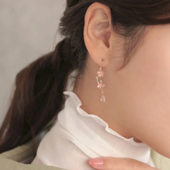 [日本制] 櫻花水滴不對稱耳環