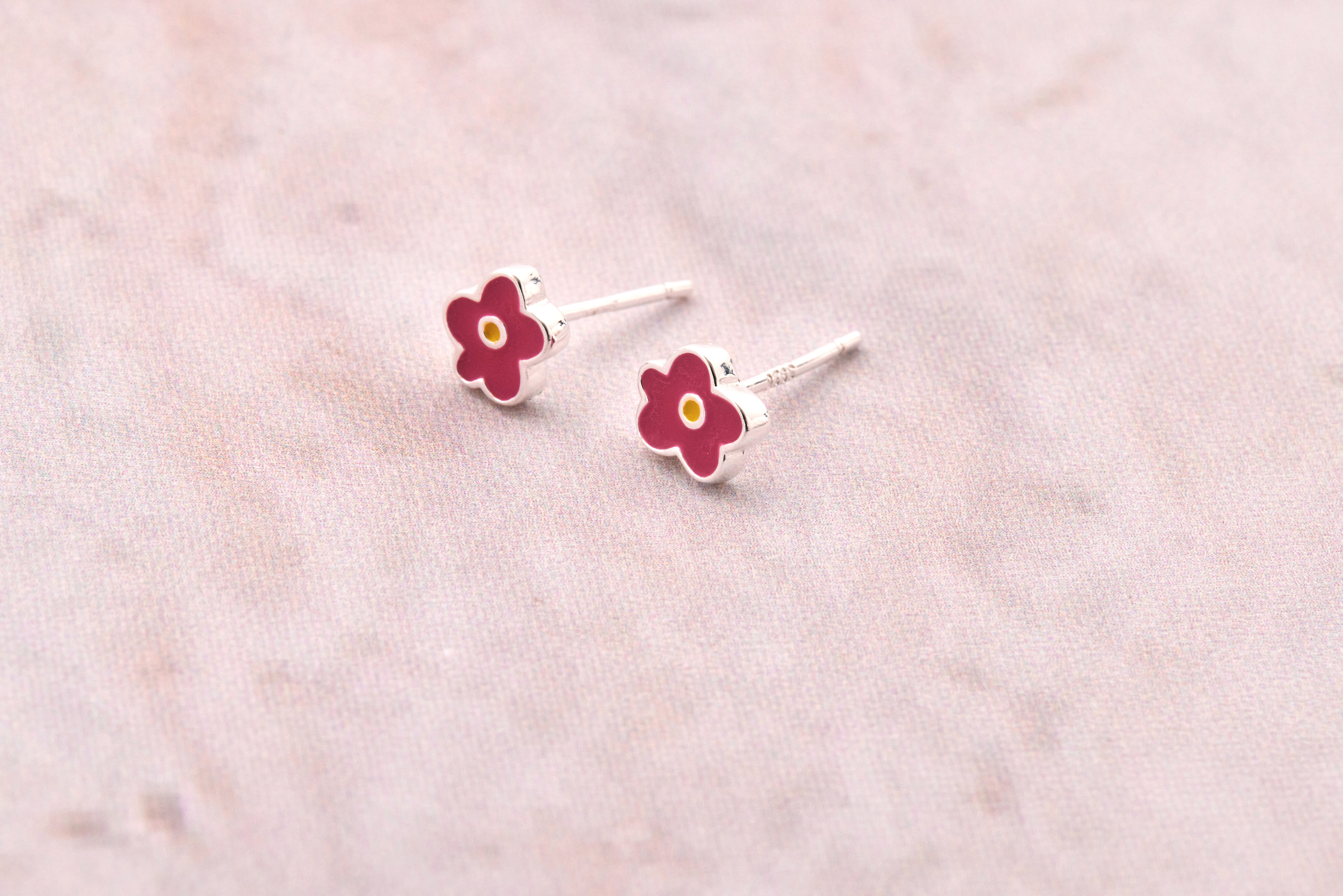 粉色純銀小花耳環單品照，展現立體花朵造型與細緻銀光