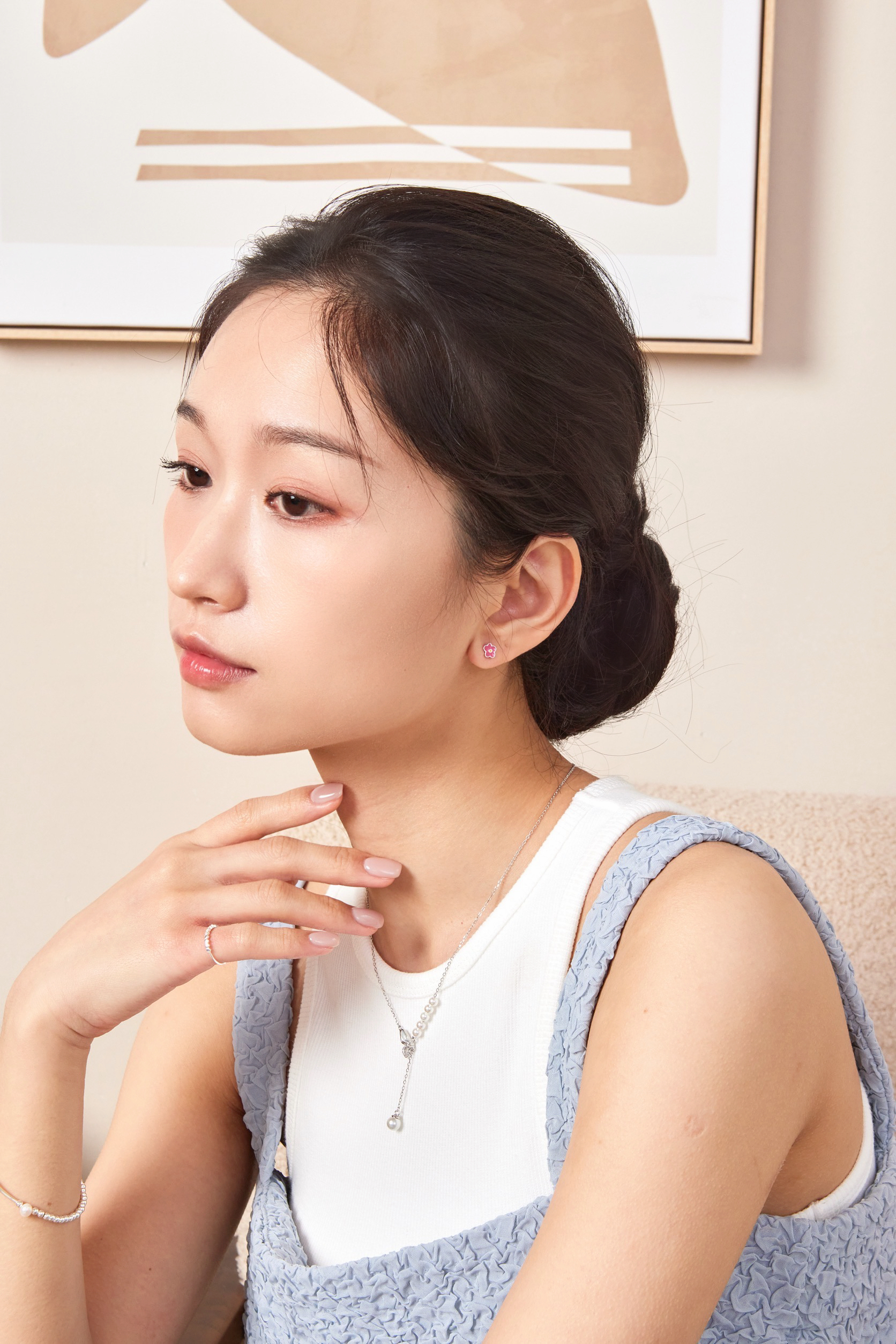 模特佩戴純銀小花耳環照，細緻花形點綴耳際