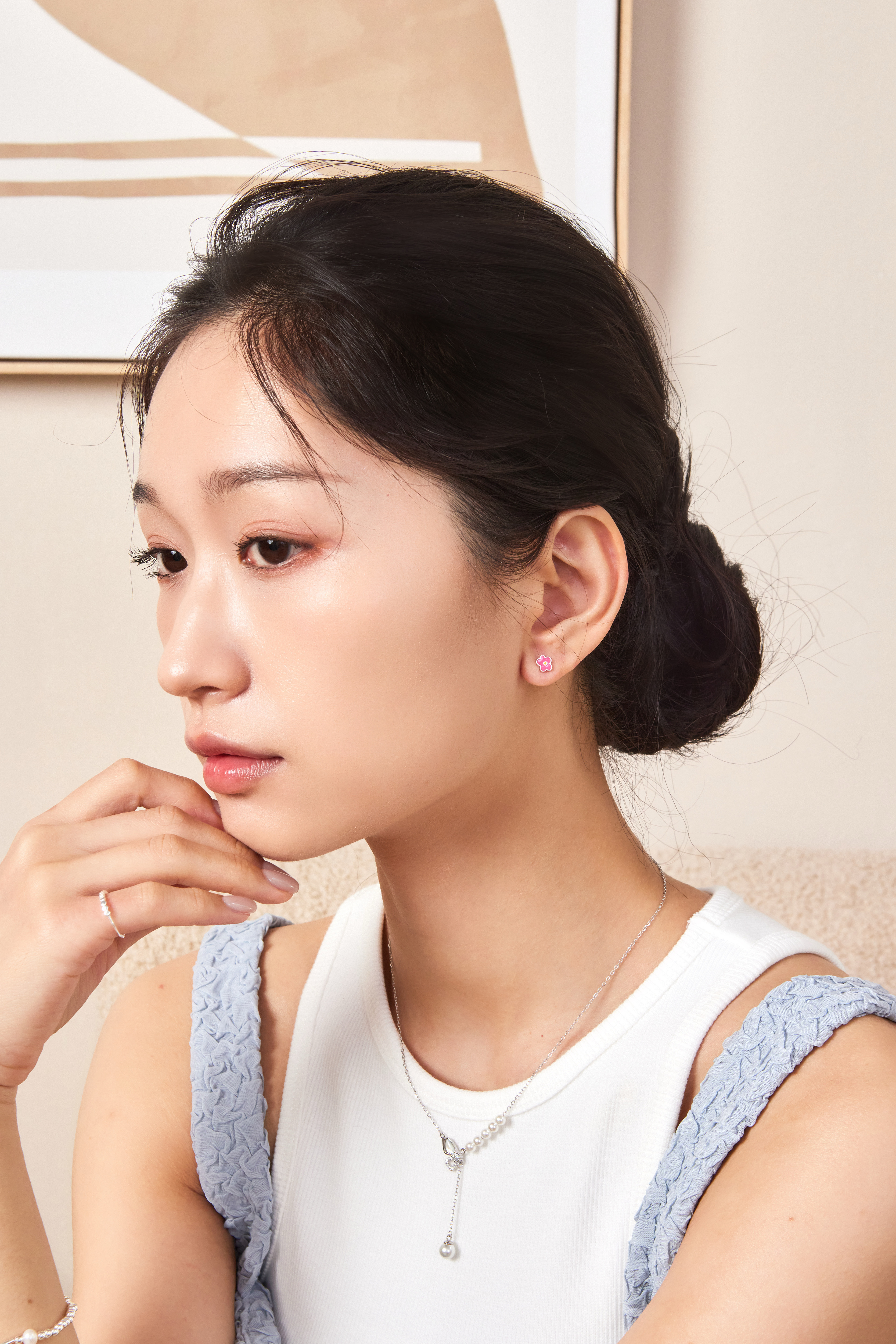 模特穿搭近拍，純銀小花耳環融入日常造型