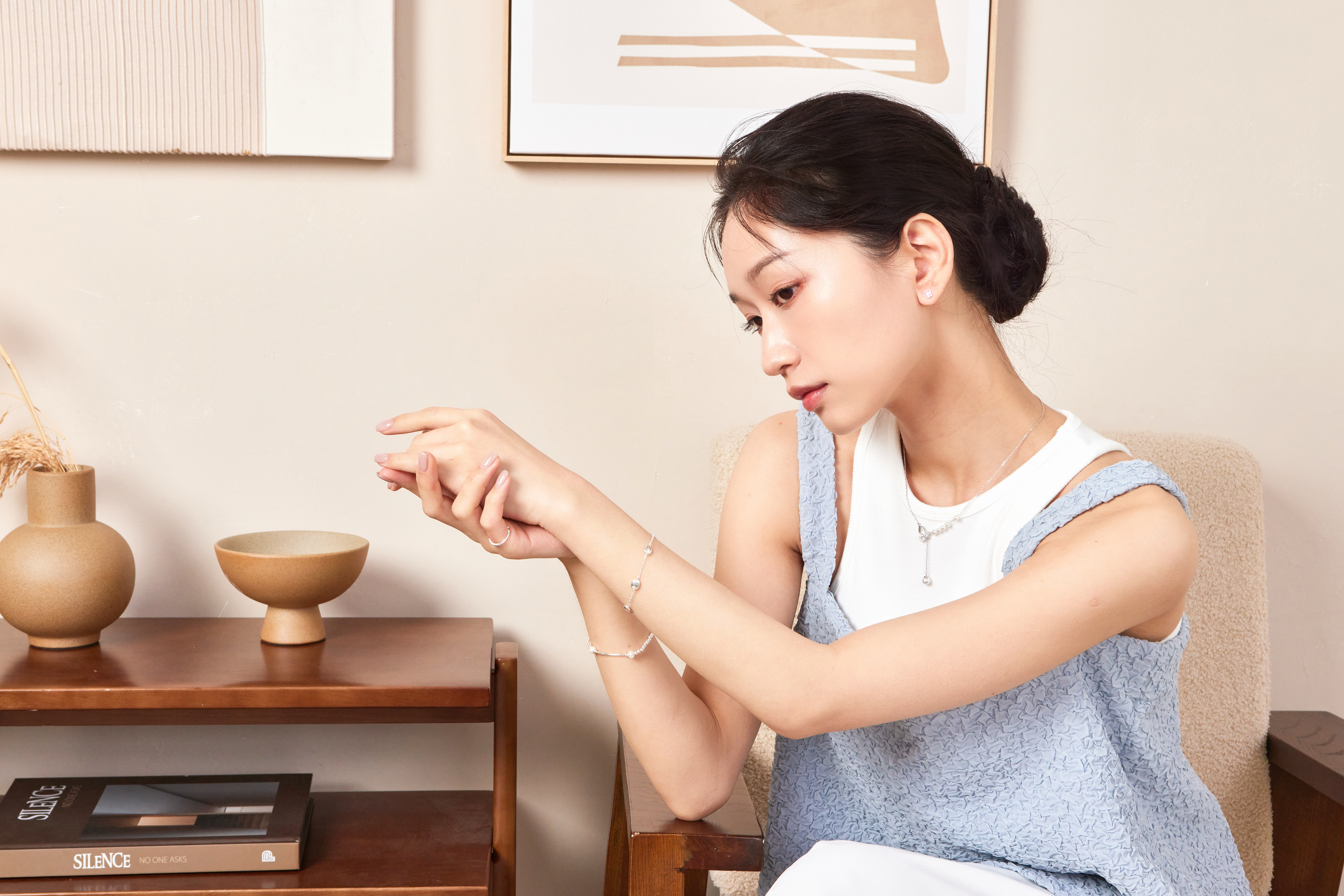 模特遠景照配戴耳環，整體風格自然清新