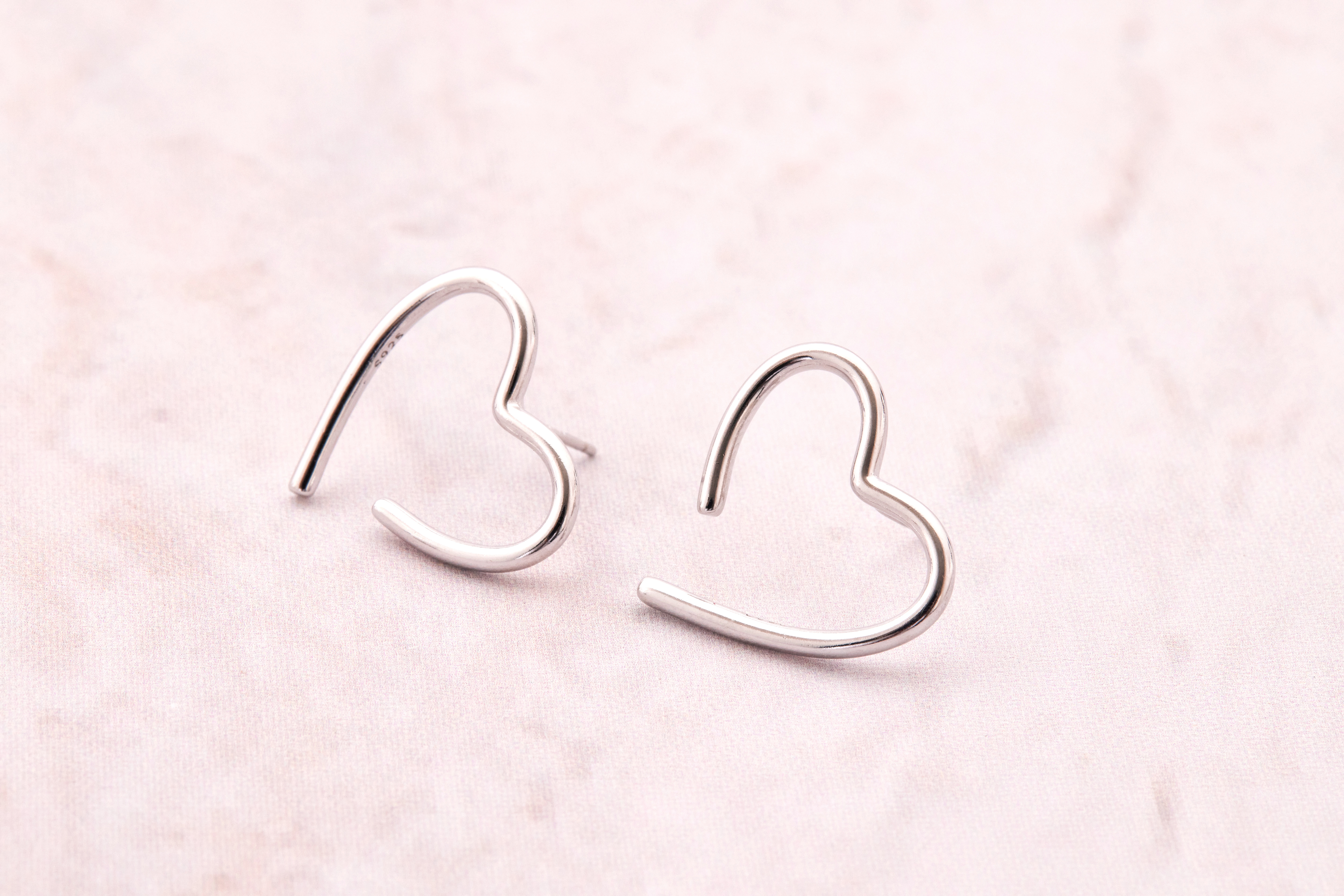 純銀愛心耳環單品照，展現簡約愛心輪廓與銀質光澤