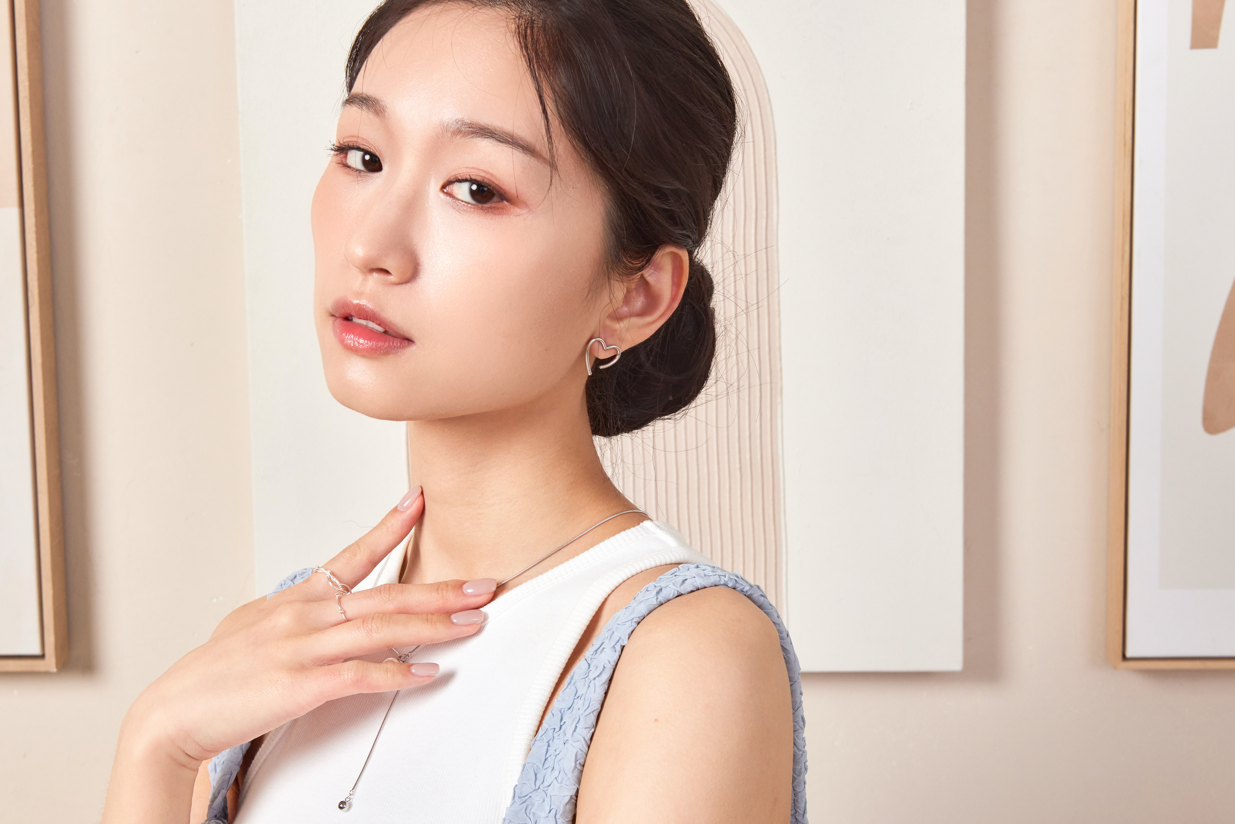 模特穿搭半側面照，愛心造型顯得俏皮又不浮誇