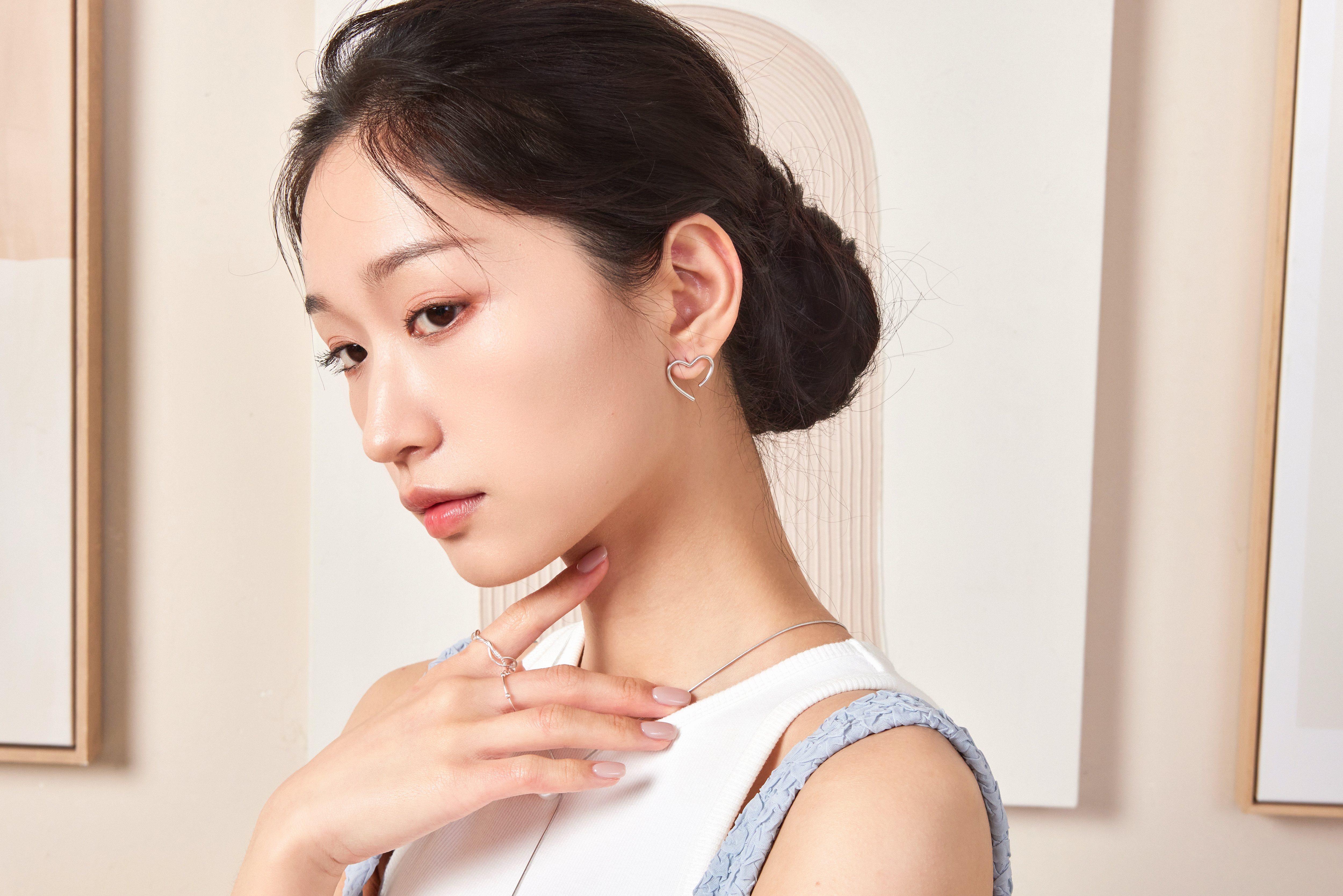 模特低頭側視照，耳環在光影中閃耀細緻光澤