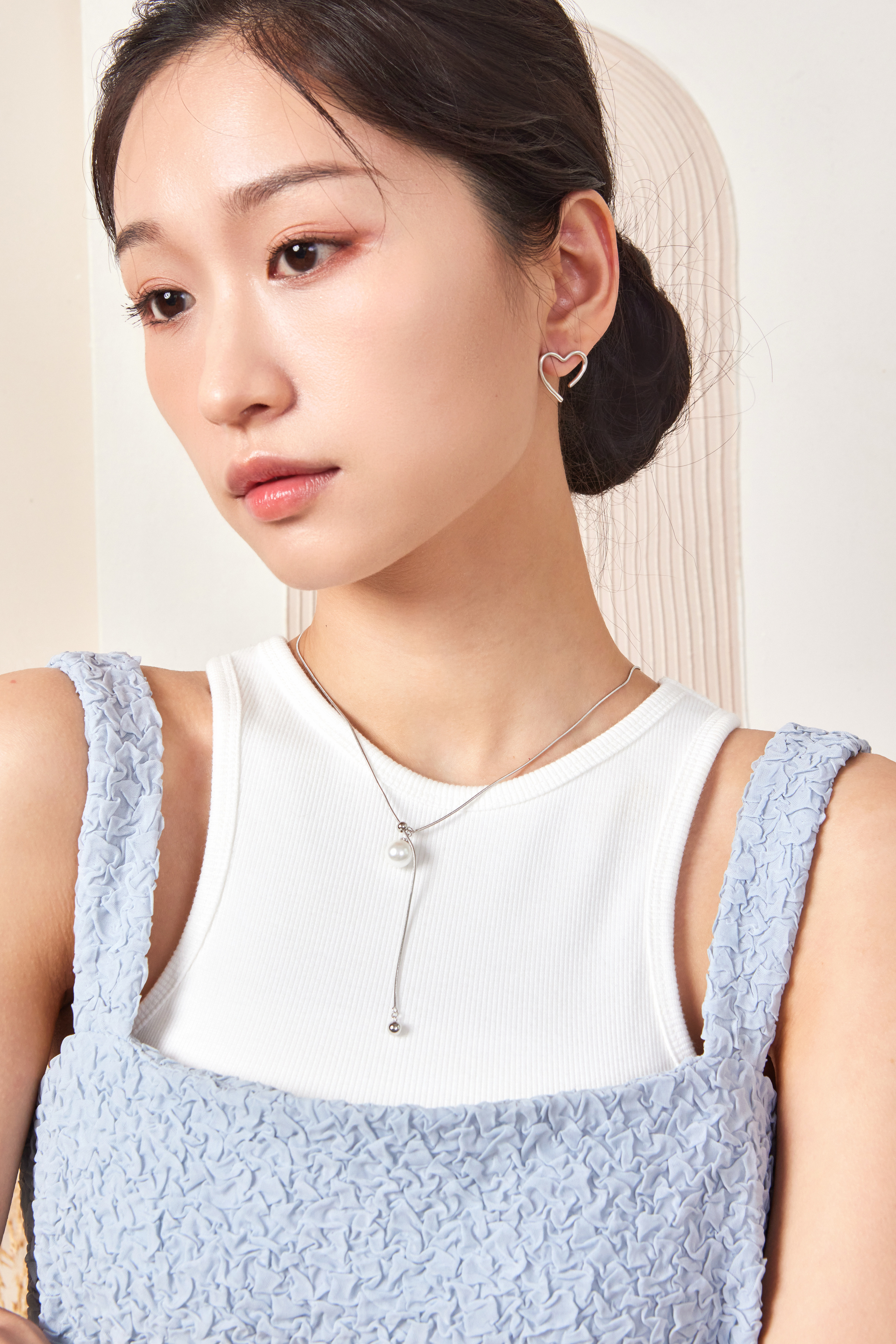 模特配戴純銀愛心耳環微正面照，展現甜美清新的氣質
