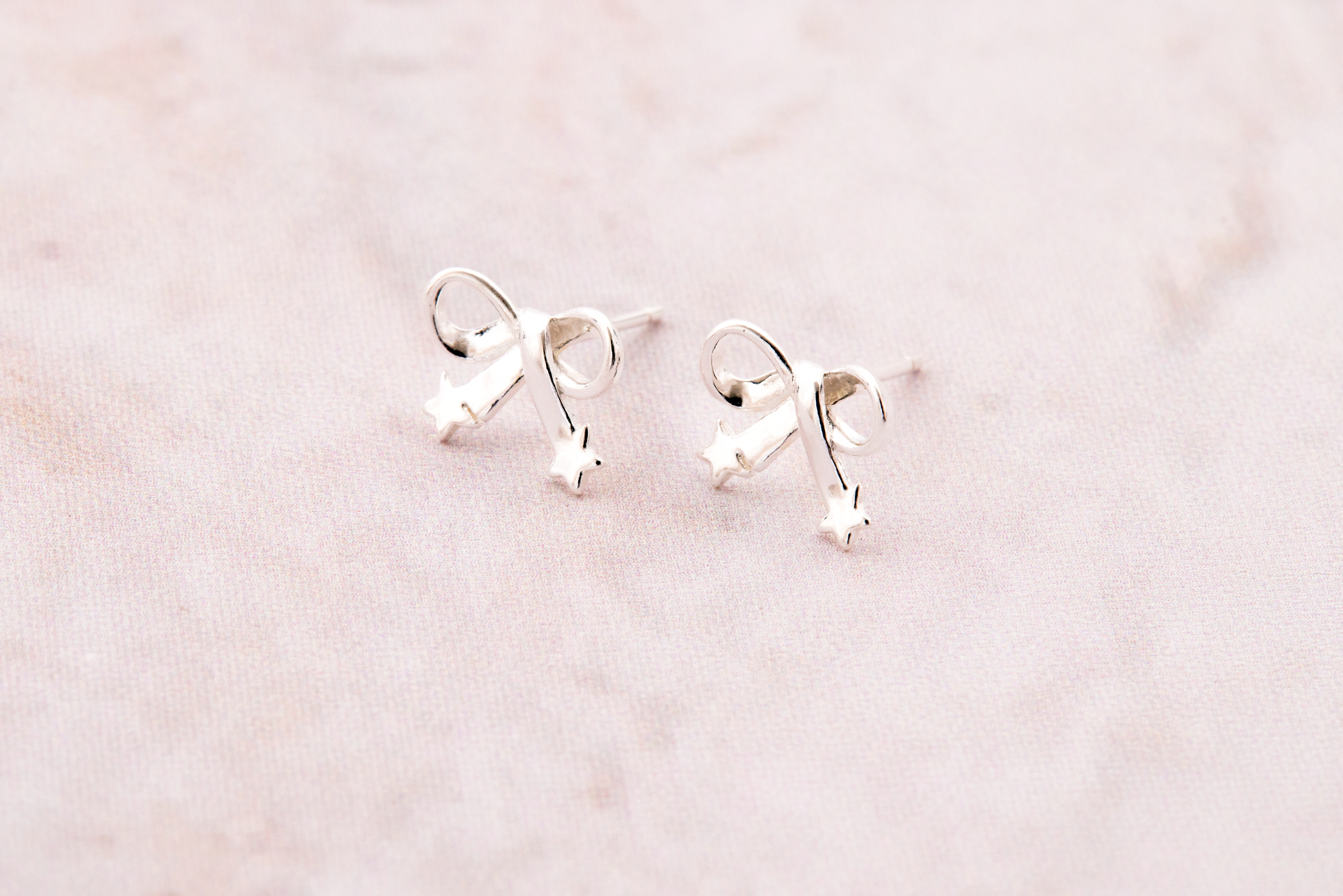 E2135  |  純銀蝴蝶結耳環