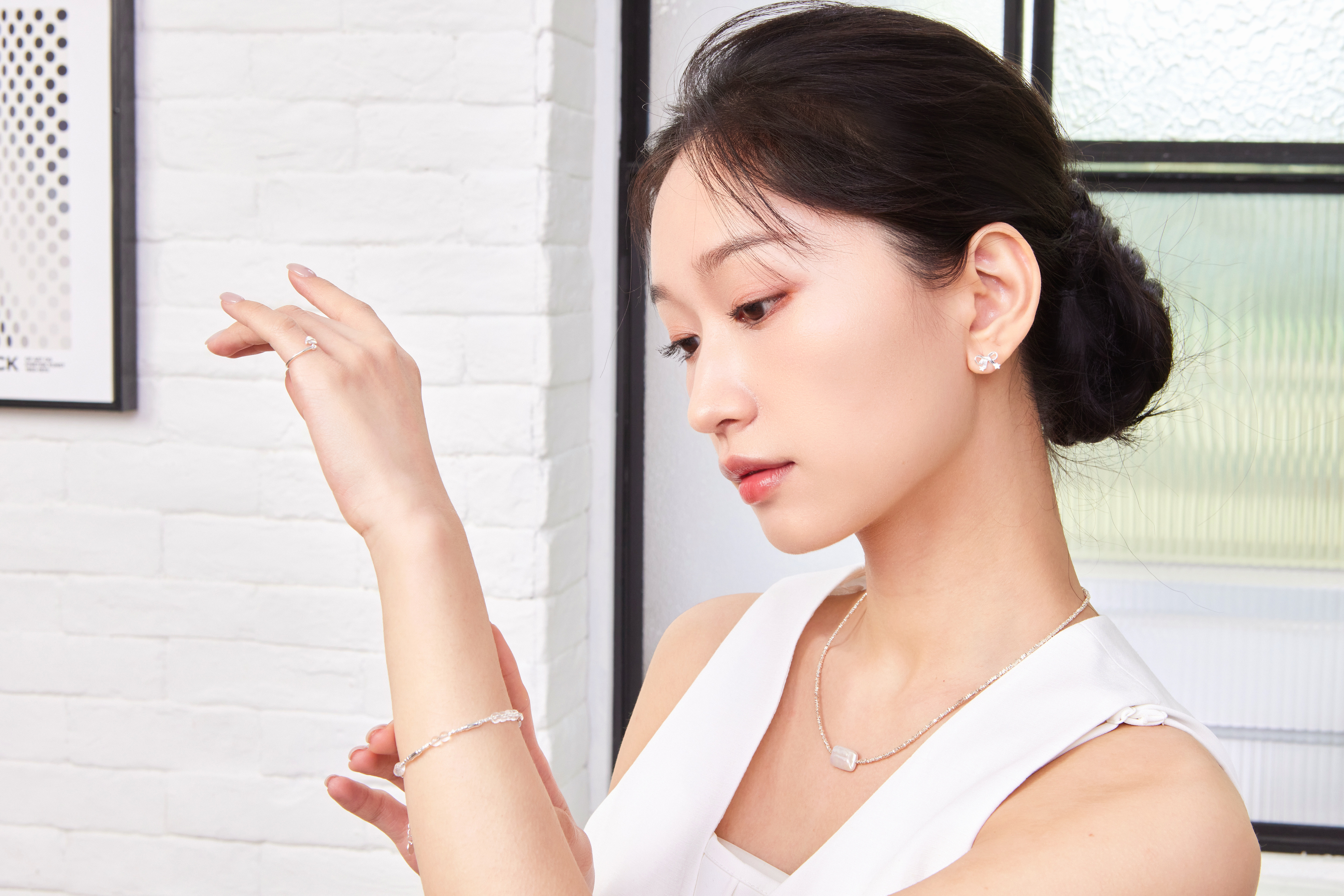 模特側臉照，蝴蝶結耳環輕巧點綴耳際