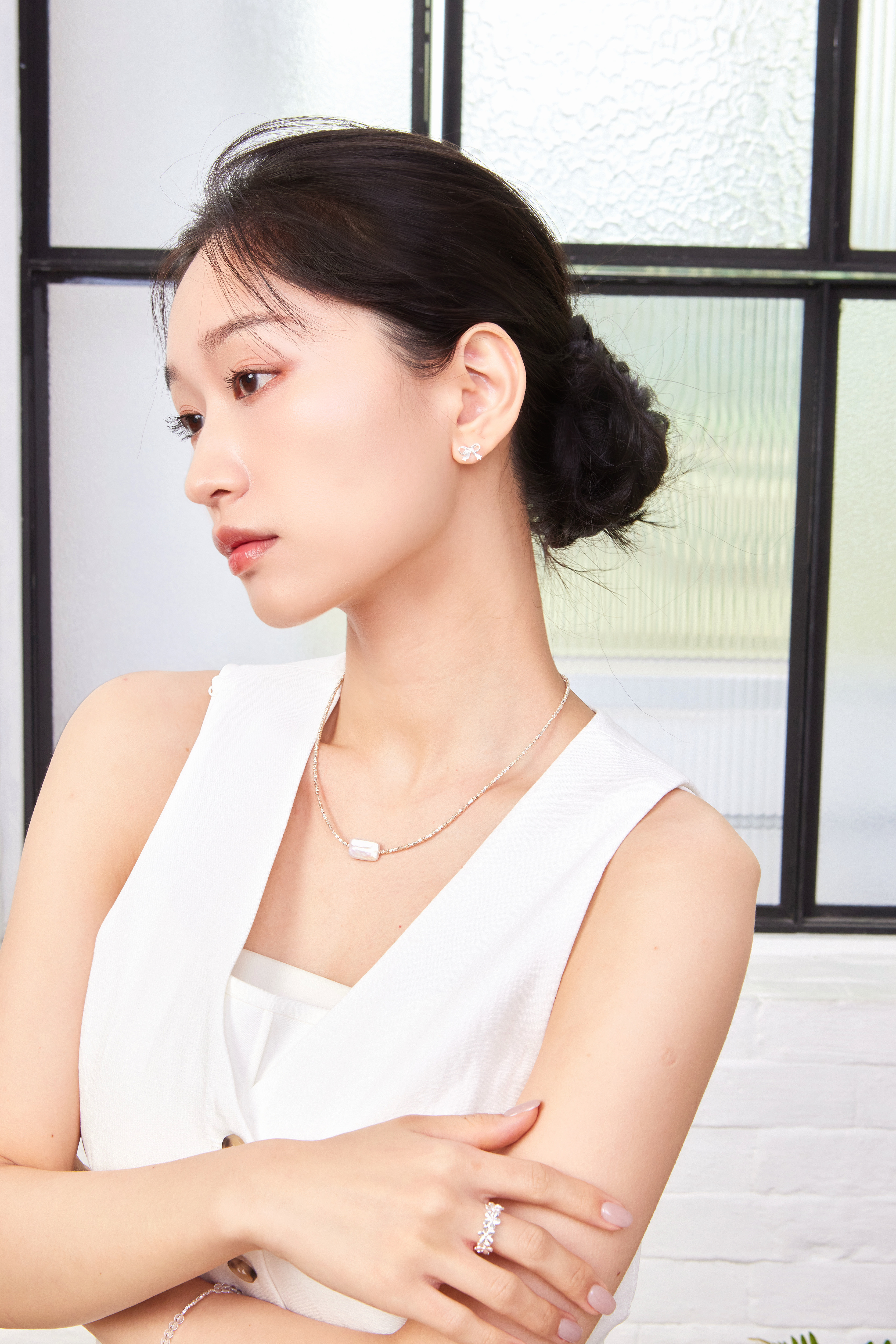 模特穿搭照，蝴蝶結耳環為日常造型增添柔和亮點