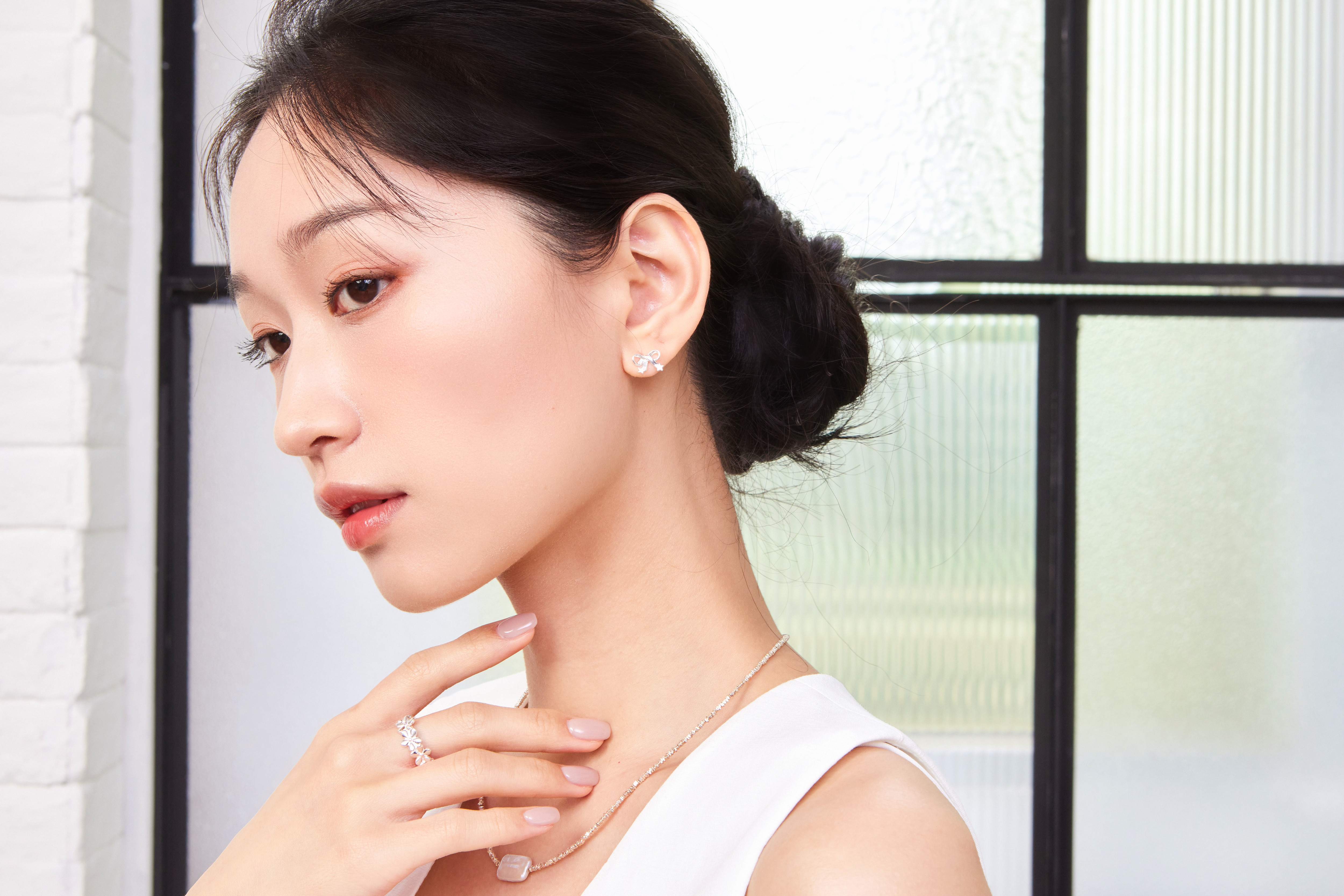 模特近拍照，蝴蝶結造型與妝容自然融合