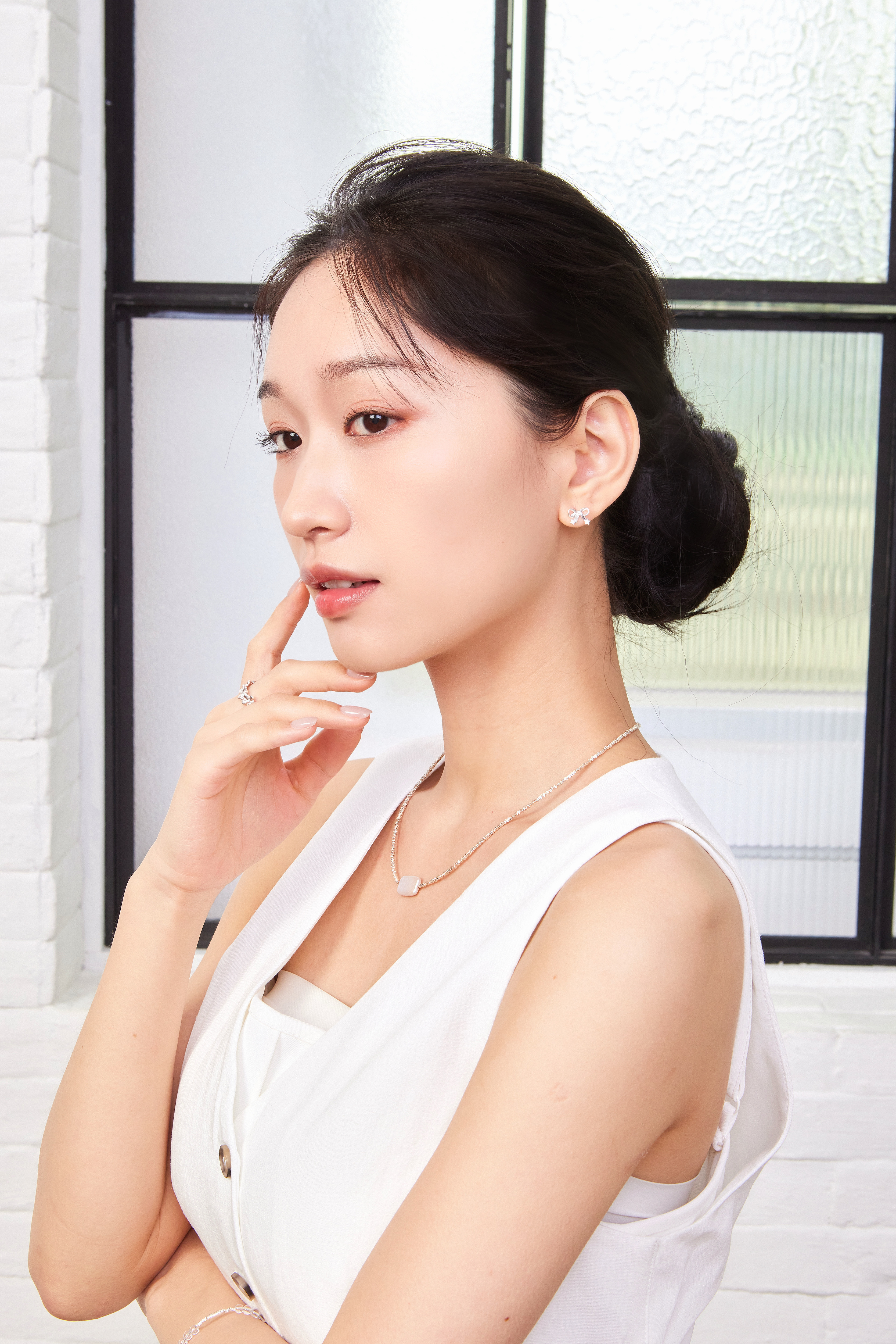 模特遠景照，展現耳環在整體造型中的優雅比例