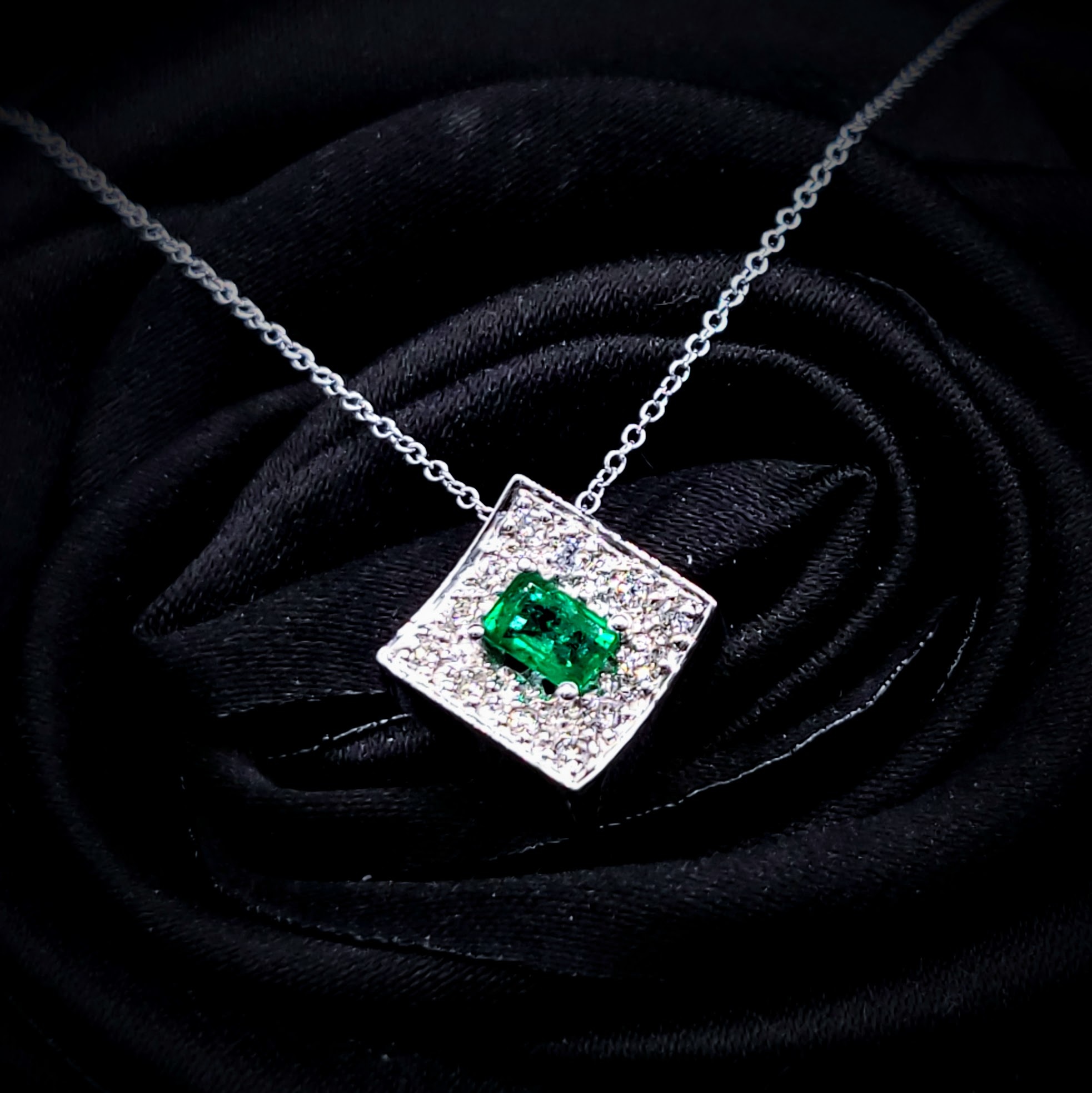 18K White Gold 0.33ct Emerald and Diamond Pendant