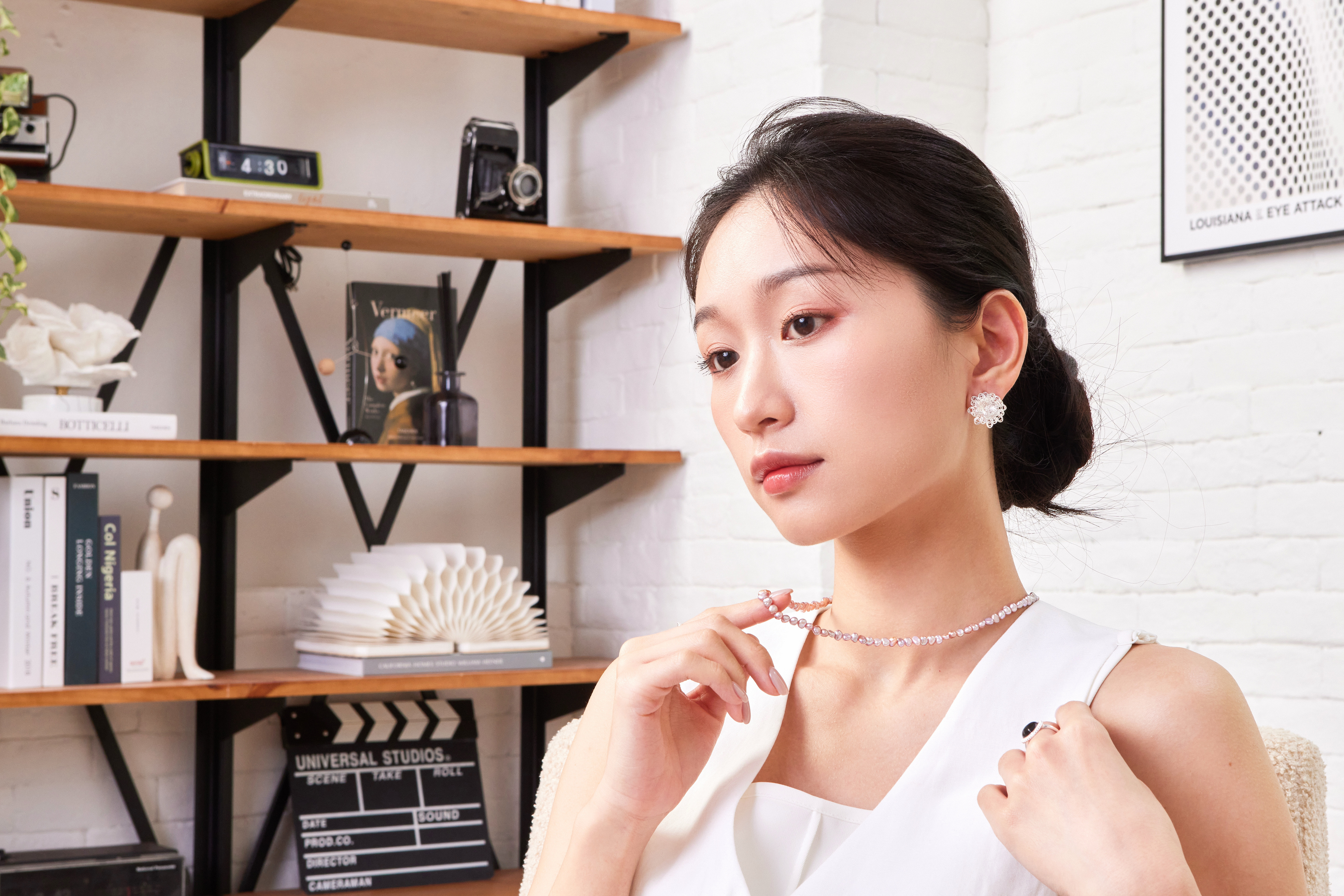 模特側拍，純銀小花耳環散發優雅光澤