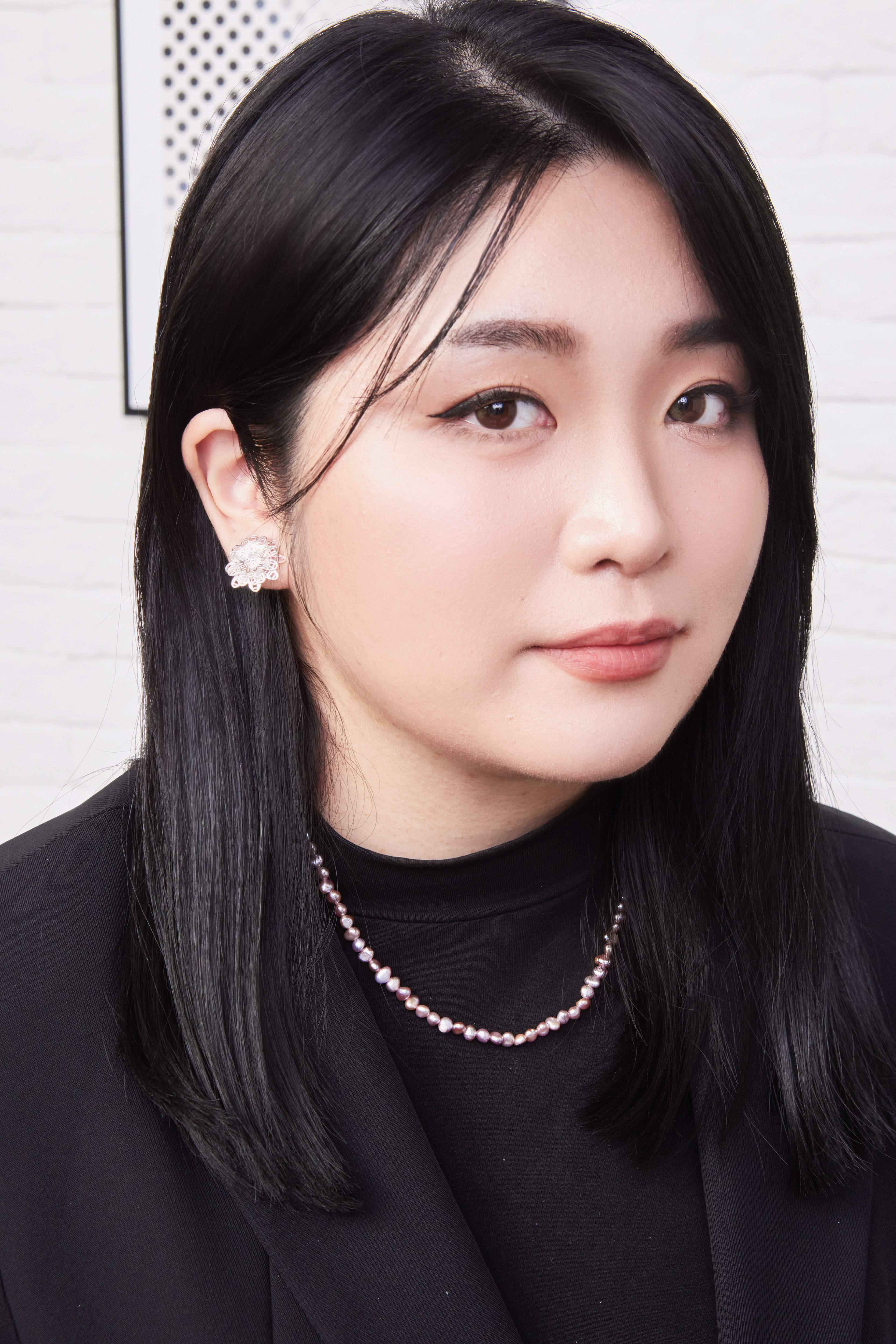 模特微笑配戴照，耳環襯托溫柔氛圍