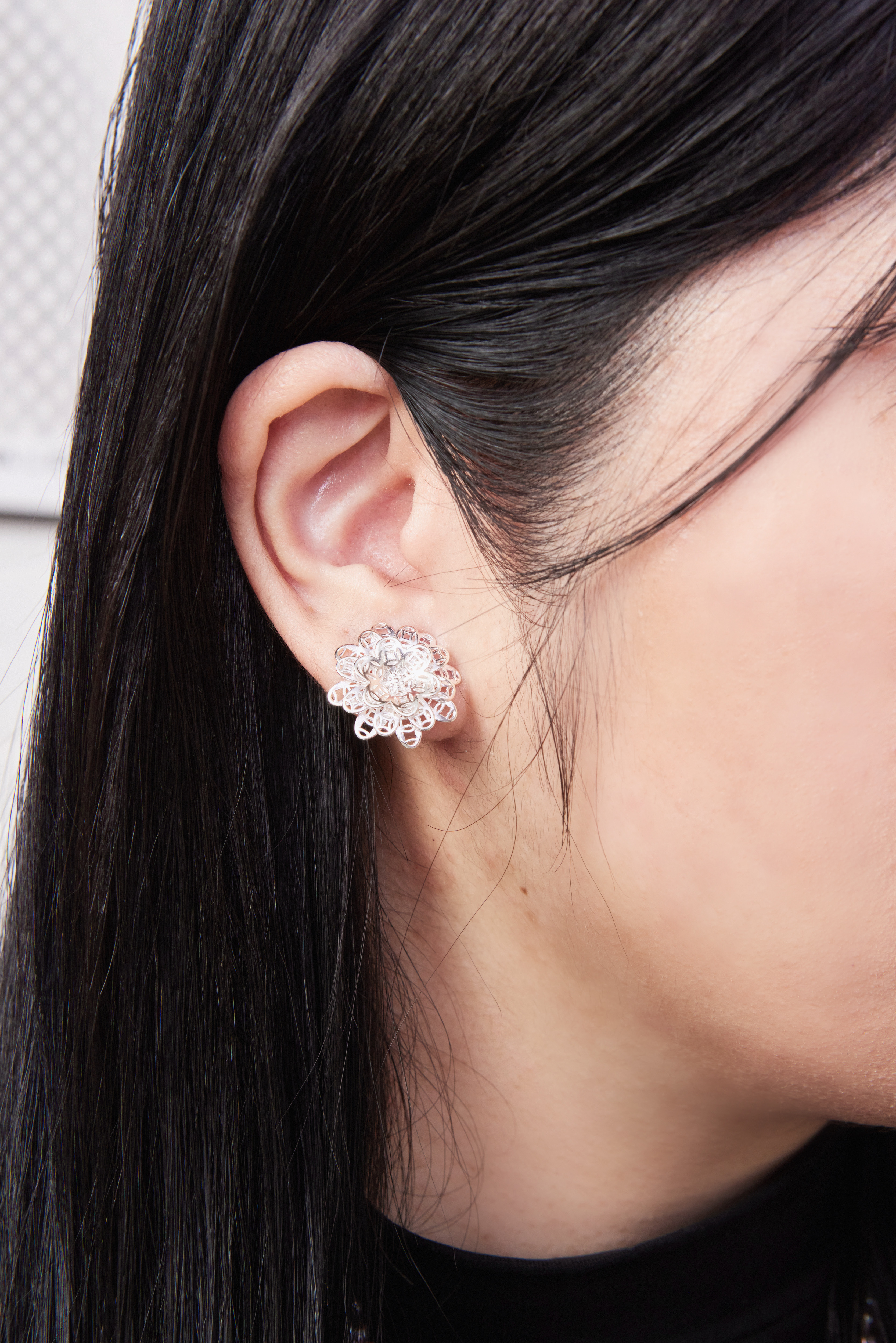 模特近拍耳環搭配照，耳環為簡約穿搭注入清新氣息