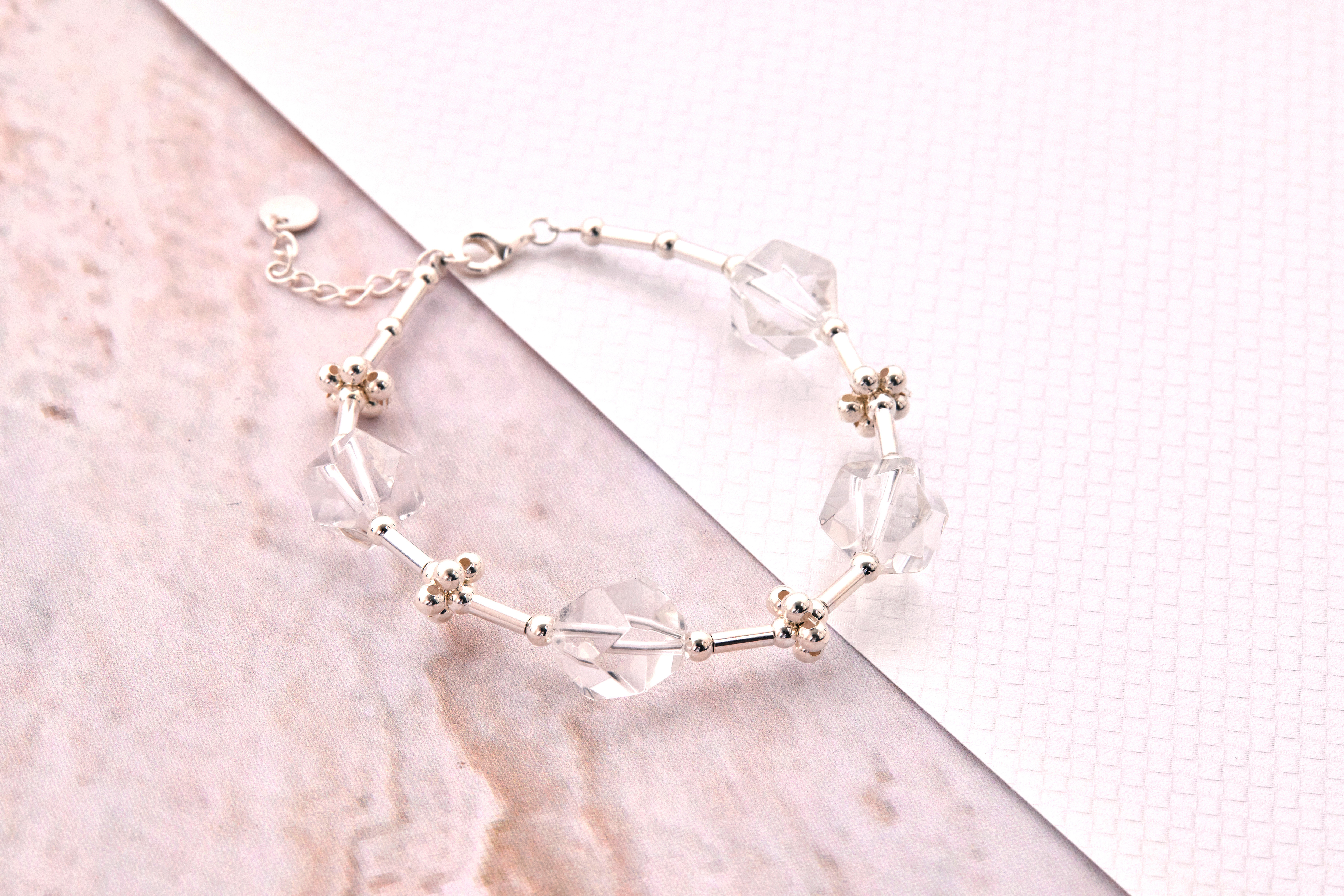 純銀竹節水晶手鍊平放特寫，展現清透水晶與銀節細節